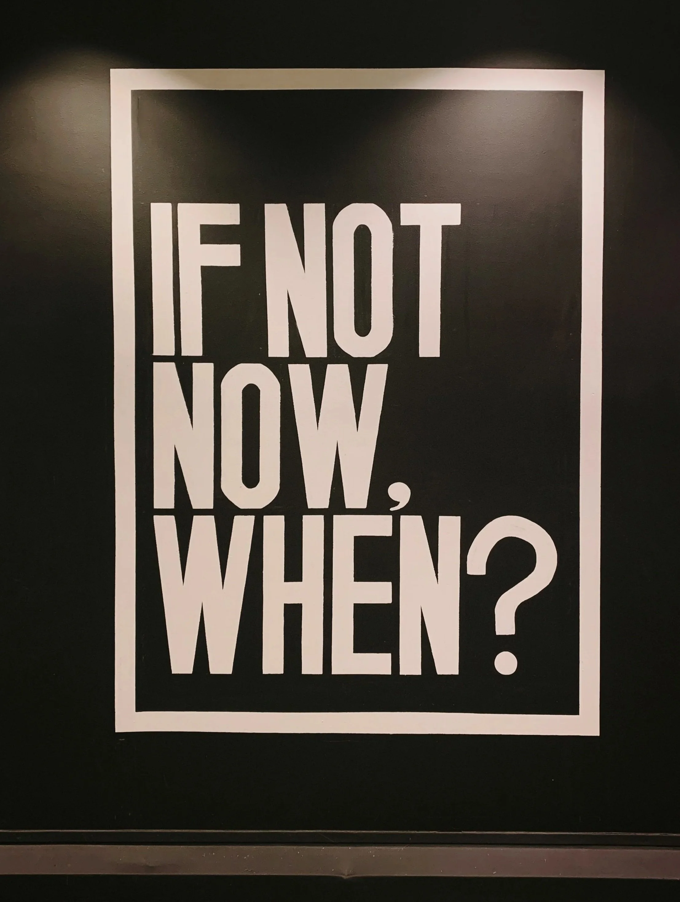 Affiche en noir et blanc avec le texte : « If not now, when ? ».