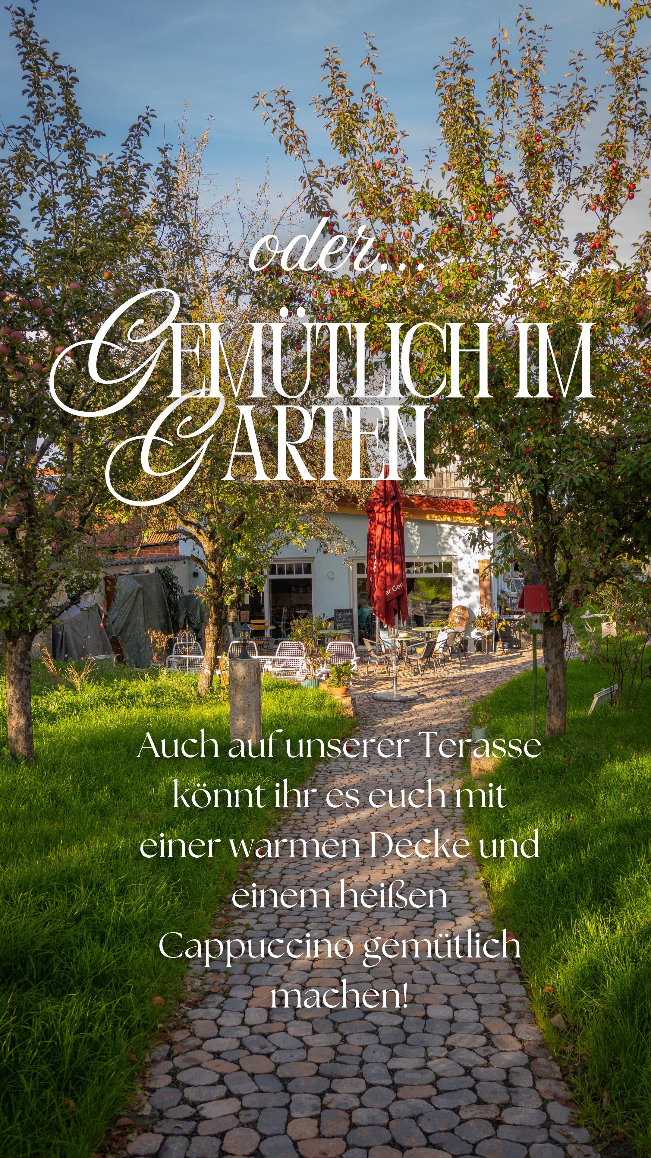 Garten mit Teich, Bäume, Terrasse, Gartenmöbel, Gräser, Blätter, Gebäude im Hintergrund, Sonnenlicht.