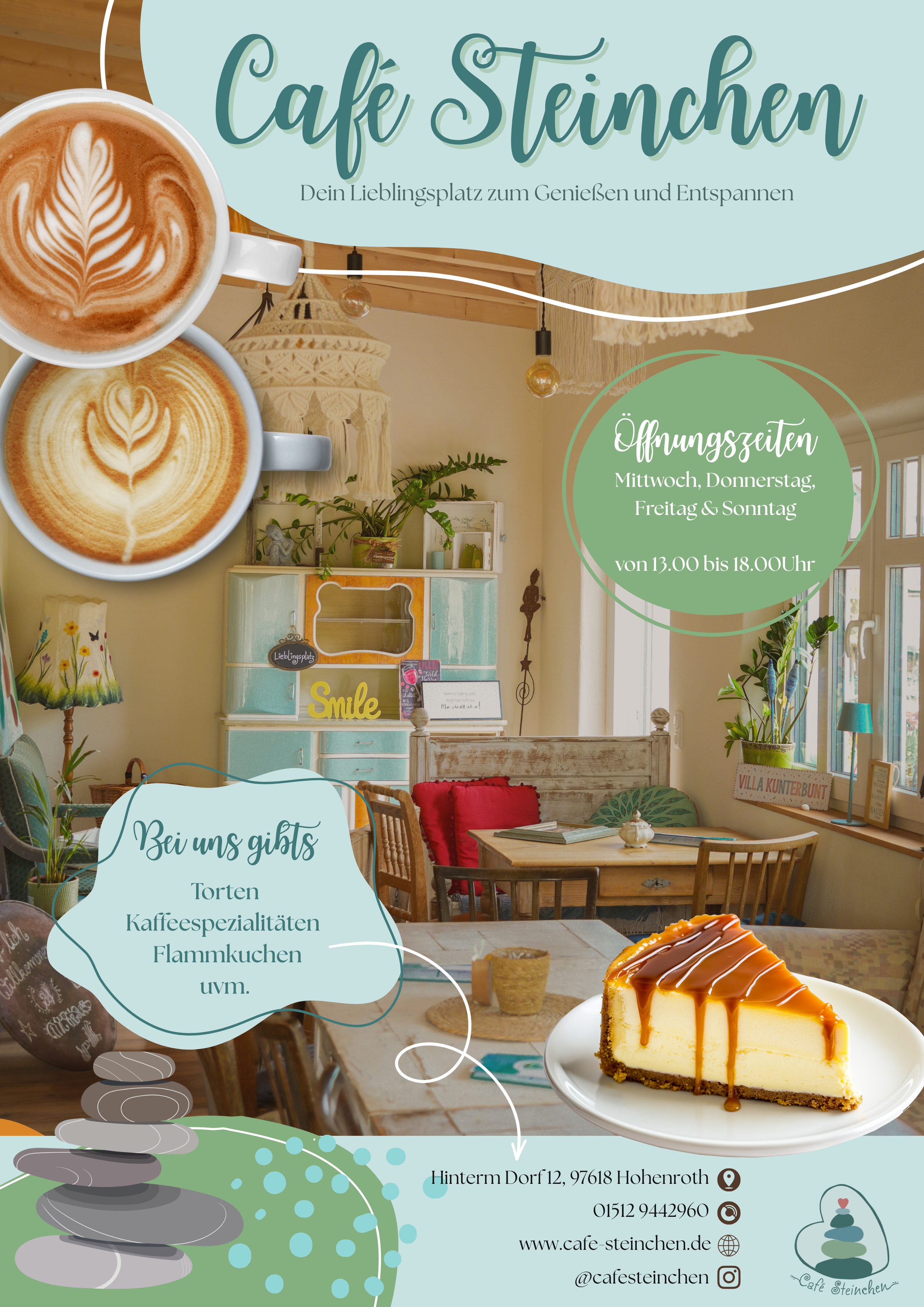 Ein Flyer für Café Steinchen mit Bildern von Kaffeearten, einem Wohnzimmer mit gemütlicher Einrichtung, einem Stück Käsekuchen mit Karamell. Details zu Öffnungszeiten, Angeboten und Kontakt, inklusive Adresse und Social-Media-Icons.