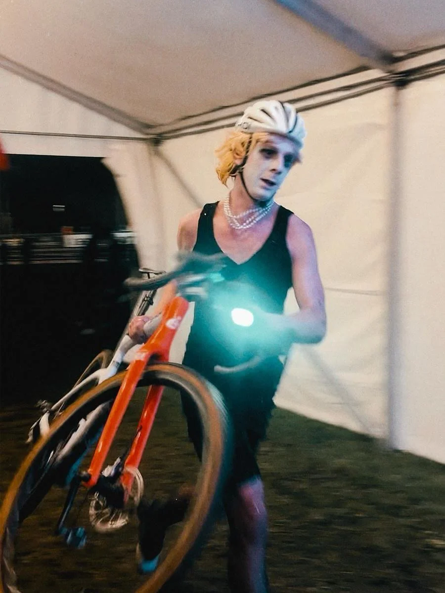 Cross dressing for Cross Racing 👠
Princess Diana did not have the facilities to make it over those barriers ❌

Muddy Hell @rapha_london lived up to the hype

 📸 @vermesia