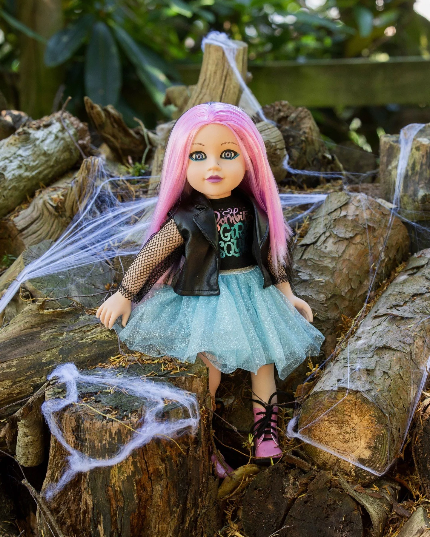 Spooky Vibes with Heidi! She can't wait for Halloween as there might be a GIVEAWAY coming! π·οΈπΈοΈ
#designafriend #dollphotography #fashiondolls #dolls #dollstagram #18inchdolls #americangirldoll #dollaccessories #roleplay #imaginaryplay #dollplay #l