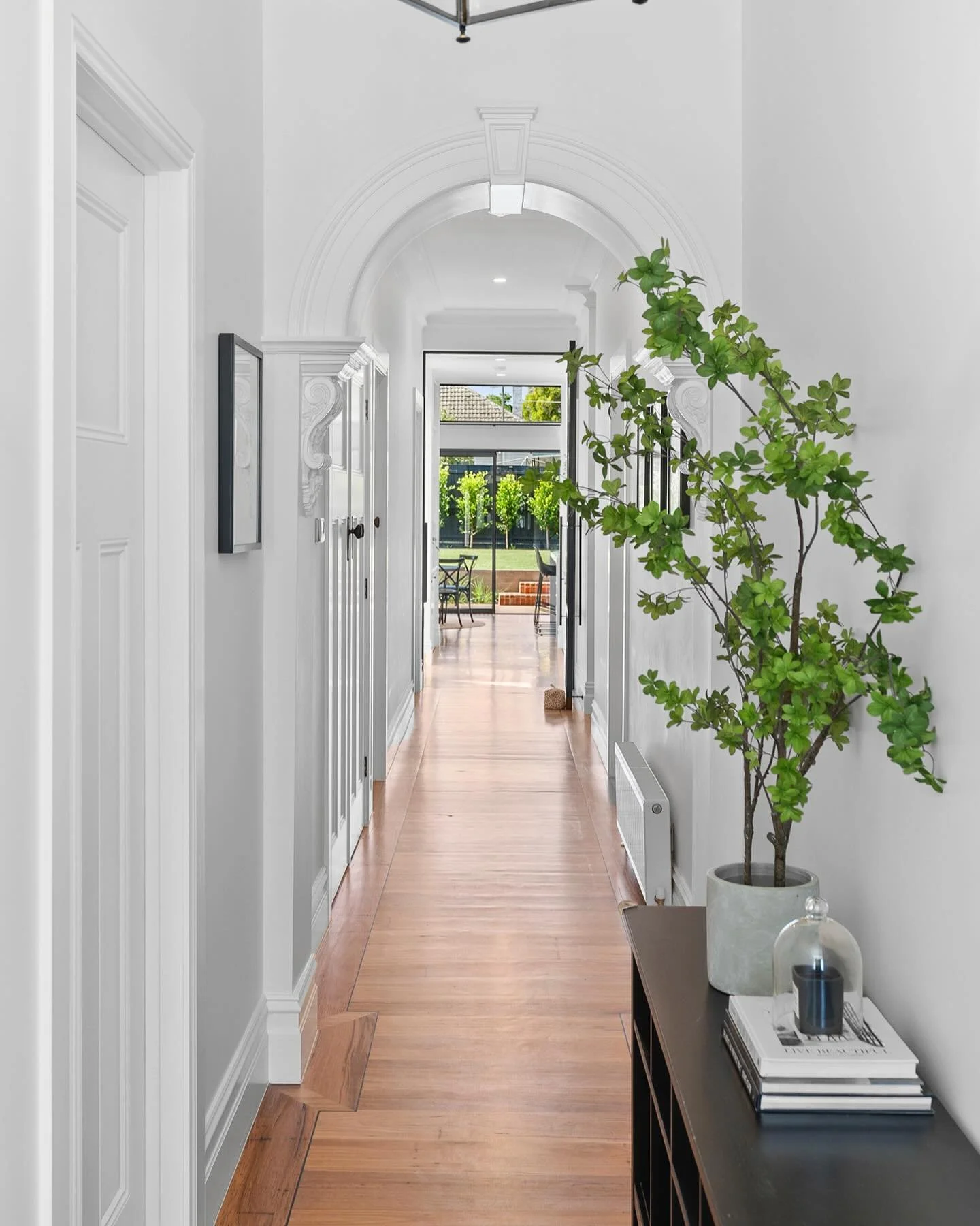 Details galore in this entrance, who doesn&rsquo;t love an arch?