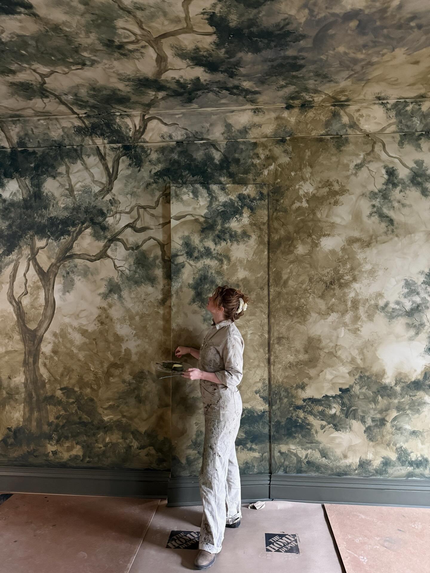 A hidden door tucked quietly among the trees. Can you imagine moody candlelight dinners lost in the forest&hellip; Lovely designer partnership with @jeremiahbrentdesign @jeremiahbrent. 

#muralpainting #diningroomdesign #muralart #decorativepainting 