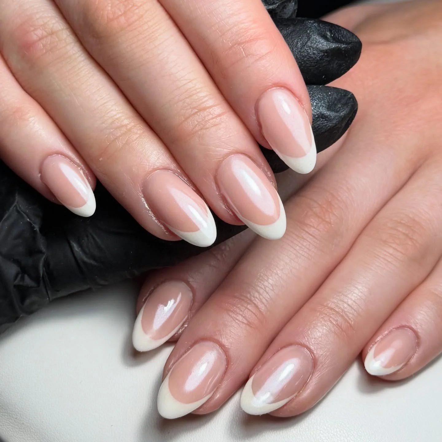 Taking a french tip and adding chrome takes it to the next level🫧 

@the_gelbottle_inc &bull; BIAB 19 &bull;Daisy &bull; Iced Chrome &bull; 

#nailart #biabnails #frenchtip #aprilnails #chromenails