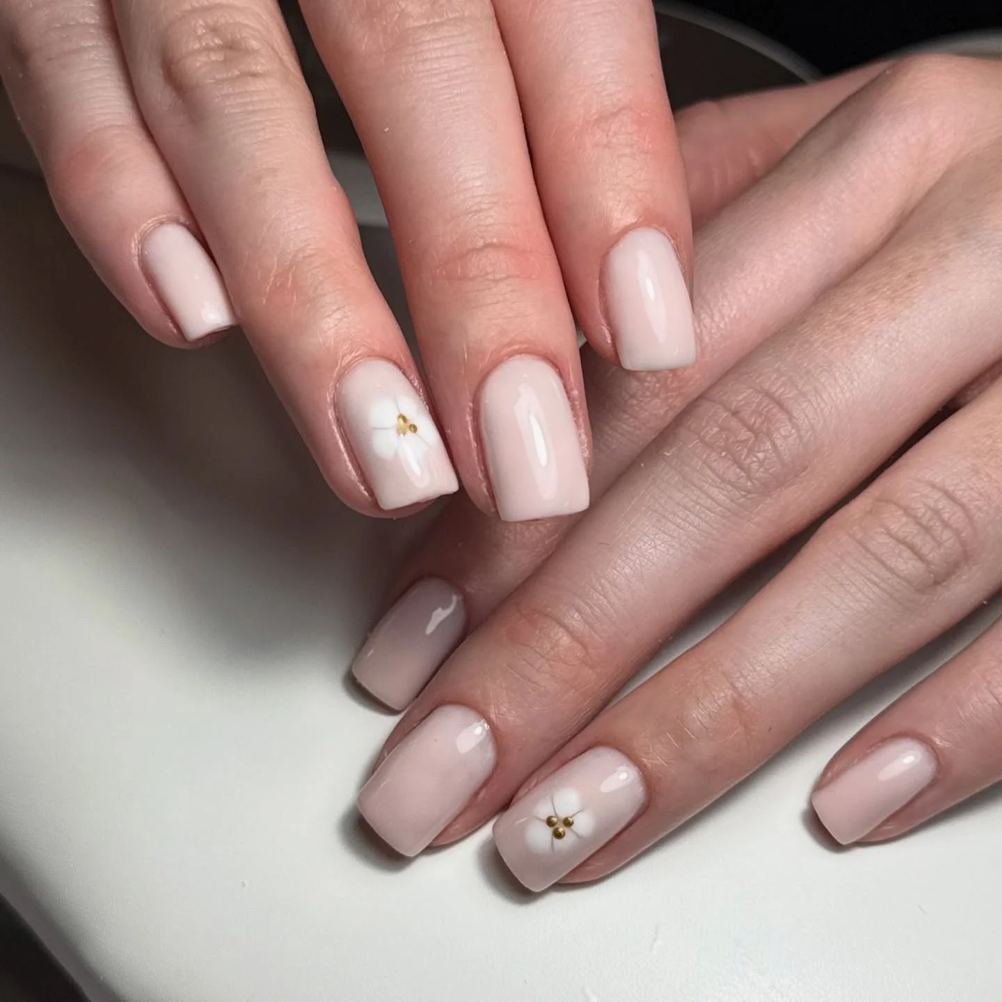 Classy and cute 

BIAB Infill
45 minutes 
&pound;33

@the_gelbottle_inc 
&bull; Dreamer BIAB &bull; Daisy 

@homeofnailart 
&bull; Mirror Gold Detail Paint 

#nails #springnails #flowernails #nailart #ribblevalleynails #bloomingflowers