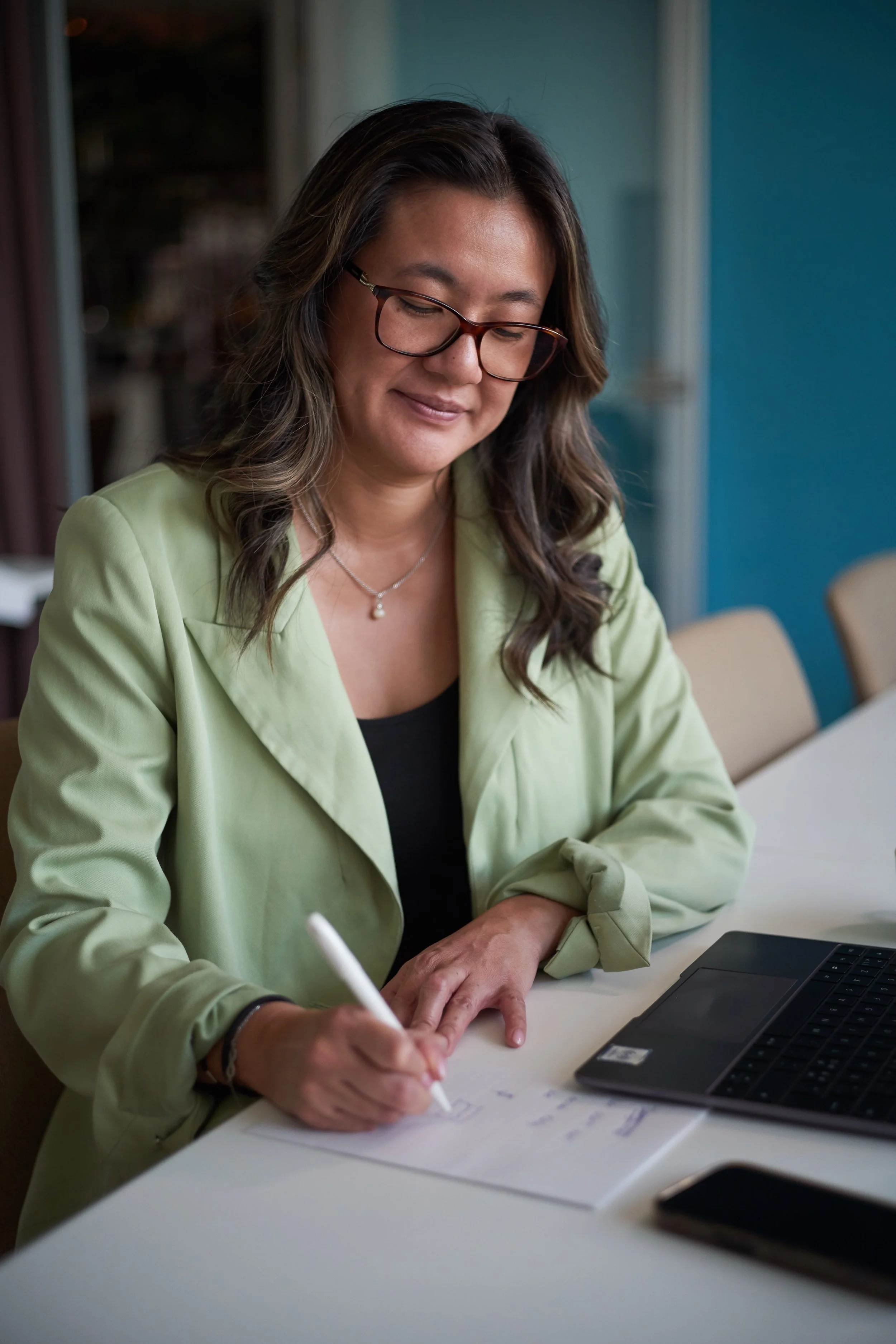 Tuong-Vy Dang arbeider med notater for Reset for Organizations.