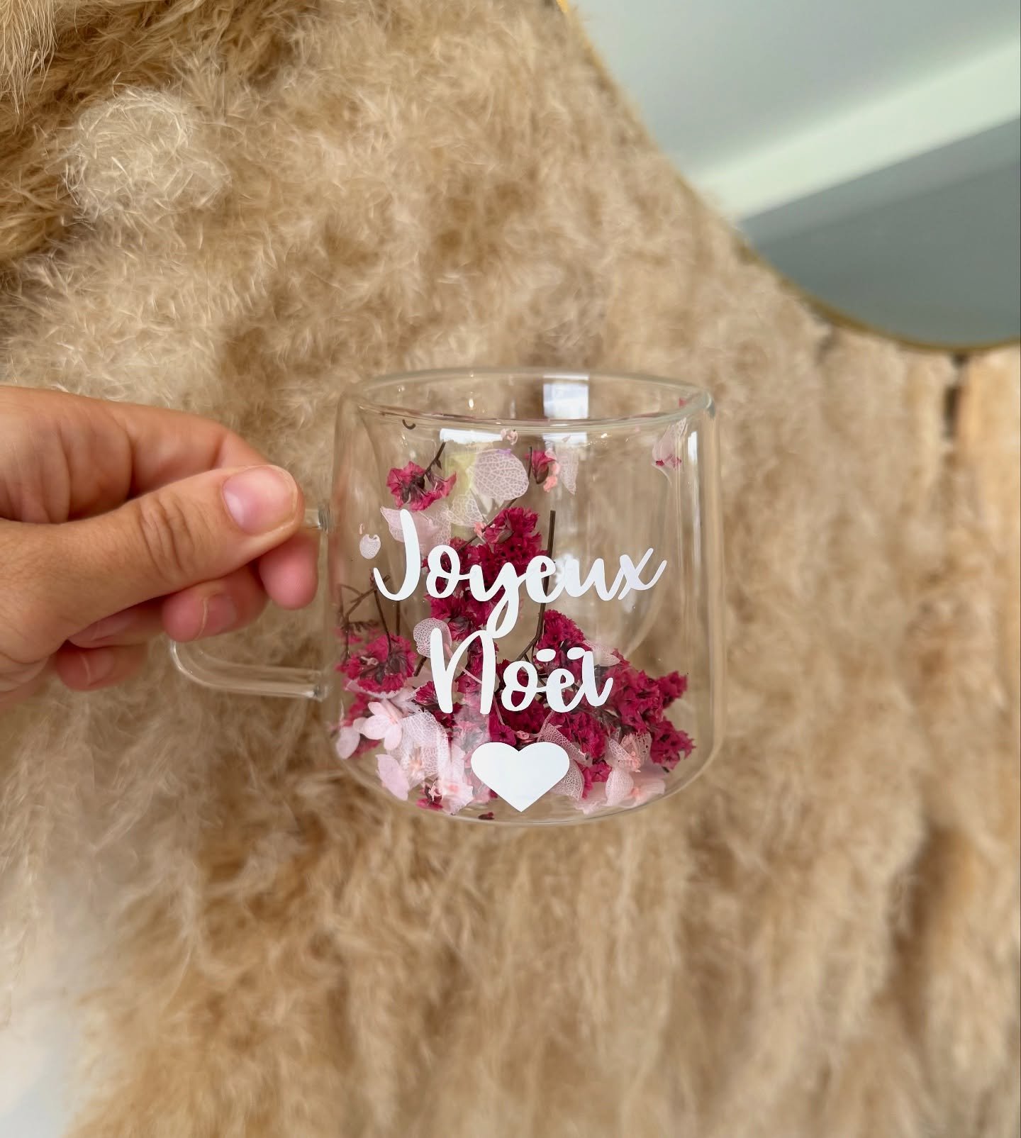 Le cadeau parfait n&rsquo;existe pas&hellip;
oh si, peut-&ecirc;tre 🤍

Une jolie tasse personnalis&eacute;e, un peu de tendresse, et le pr&eacute;nom de la personne que vous aimez 💫  #lestresorsdemaromy #tassepersonnalis&eacute;e #cadeaupersonnalis