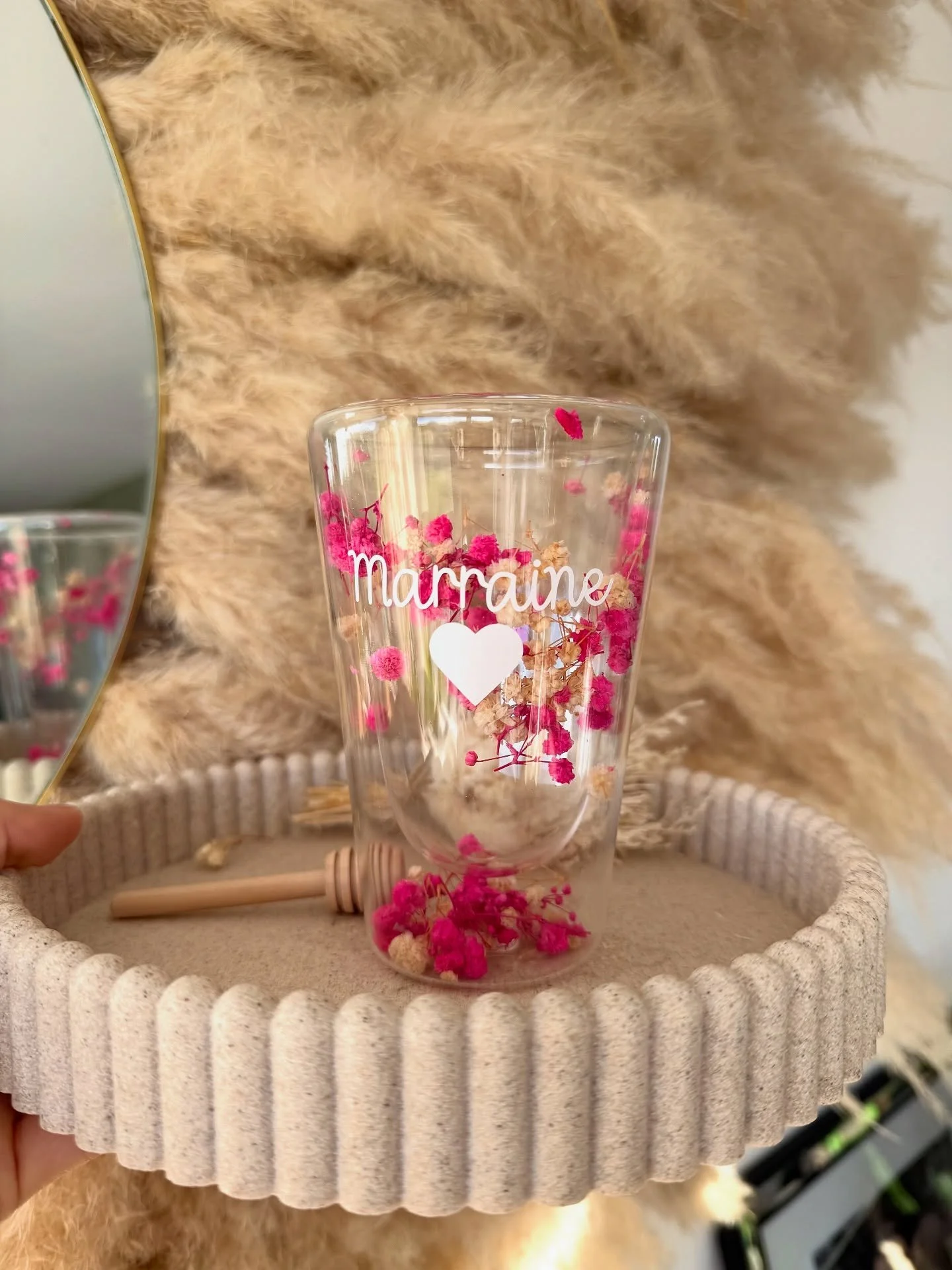 Tellement magnifique en version verre 🫶🌸 #tassefleurie #mugpersonnalis&eacute; #cadeaupersonnalis&eacute; #ideecadeauoriginale #faitmainfran&ccedil;ais #petiteentreprise #creationfrancaise #faitmainavecamour #artisanatfrancais #cadeaufaitmain #deco