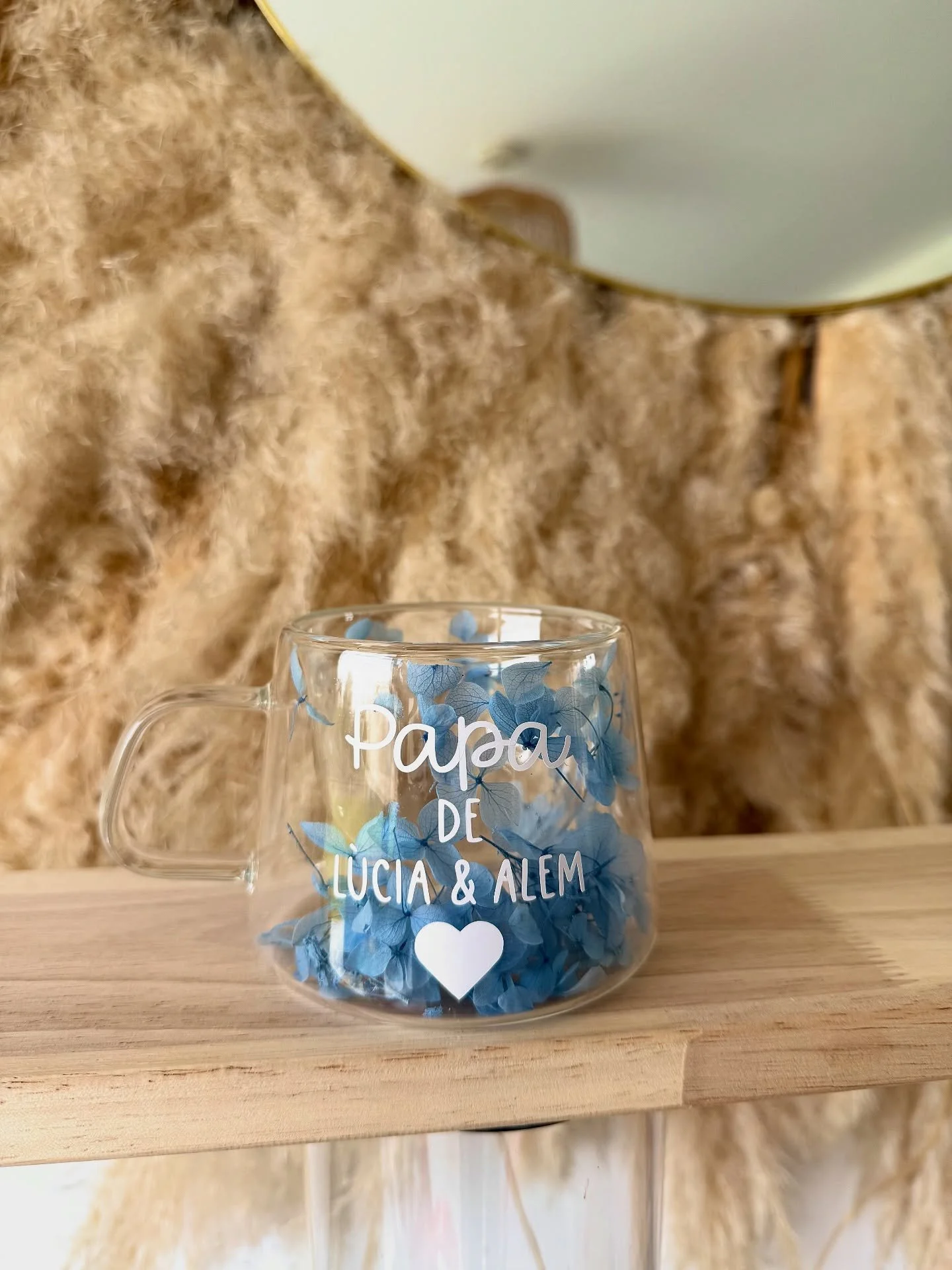 ✨ Chez Les tr&eacute;sors de Maromy, il y a une tasse pour tout le monde ✨
Papa, maman, mamie, marraine, tata, s&oelig;ur&hellip; chacun m&eacute;rite sa petite attention remplie d&rsquo;amour 🤍
Des cr&eacute;ations uniques, pens&eacute;es pour fair