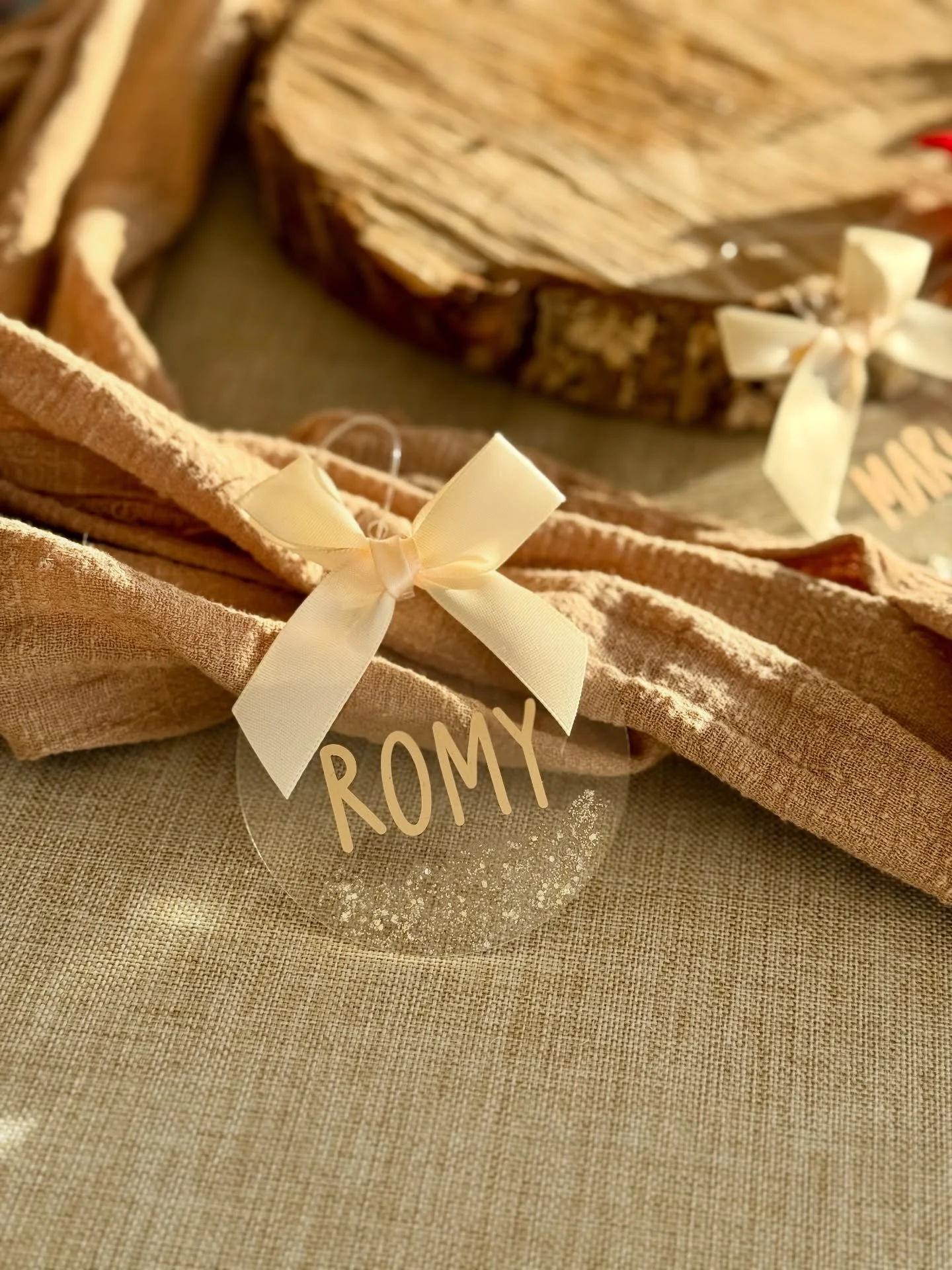 ✨ Nouvelle cr&eacute;ation disponible ! ✨
La boule plate en plexiglas personnalis&eacute;e fait son entr&eacute;e dans la collection Les tr&eacute;sors de Maromy 🤍

Une touche de douceur et d&rsquo;&eacute;l&eacute;gance pour d&eacute;corer votre sa