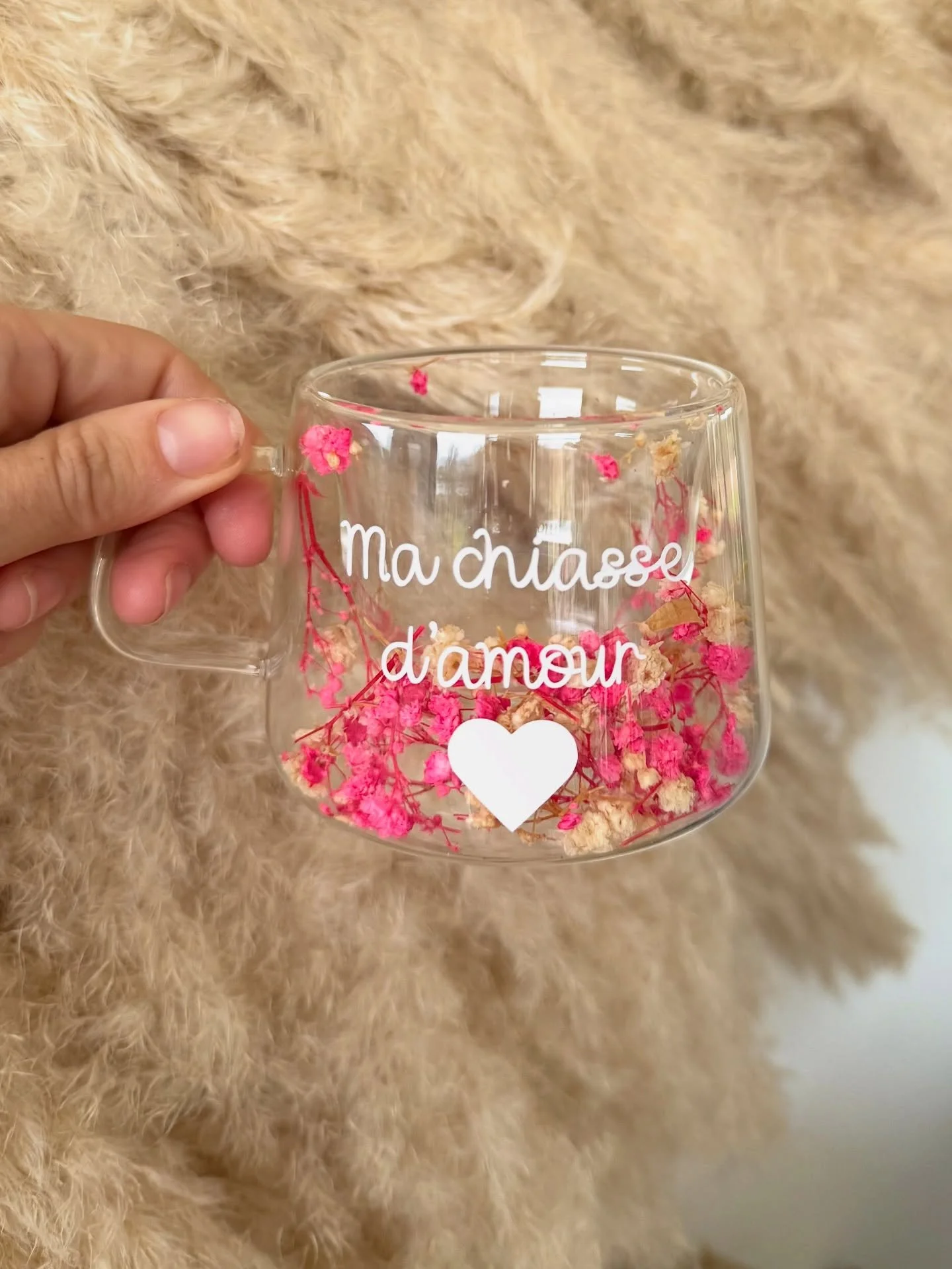 Une touche d&rsquo;humour pour commencer la journ&eacute;e ☕✨
La fameuse tasse &ldquo;ma chiasse d&rsquo;amour&rdquo;&hellip; 💩 Et vous, vous oseriez l&rsquo;offrir &agrave; qui ? 😅  #cadeaupersonnalis&eacute; #ideecadeau #cadeauoriginal #cadeauuni