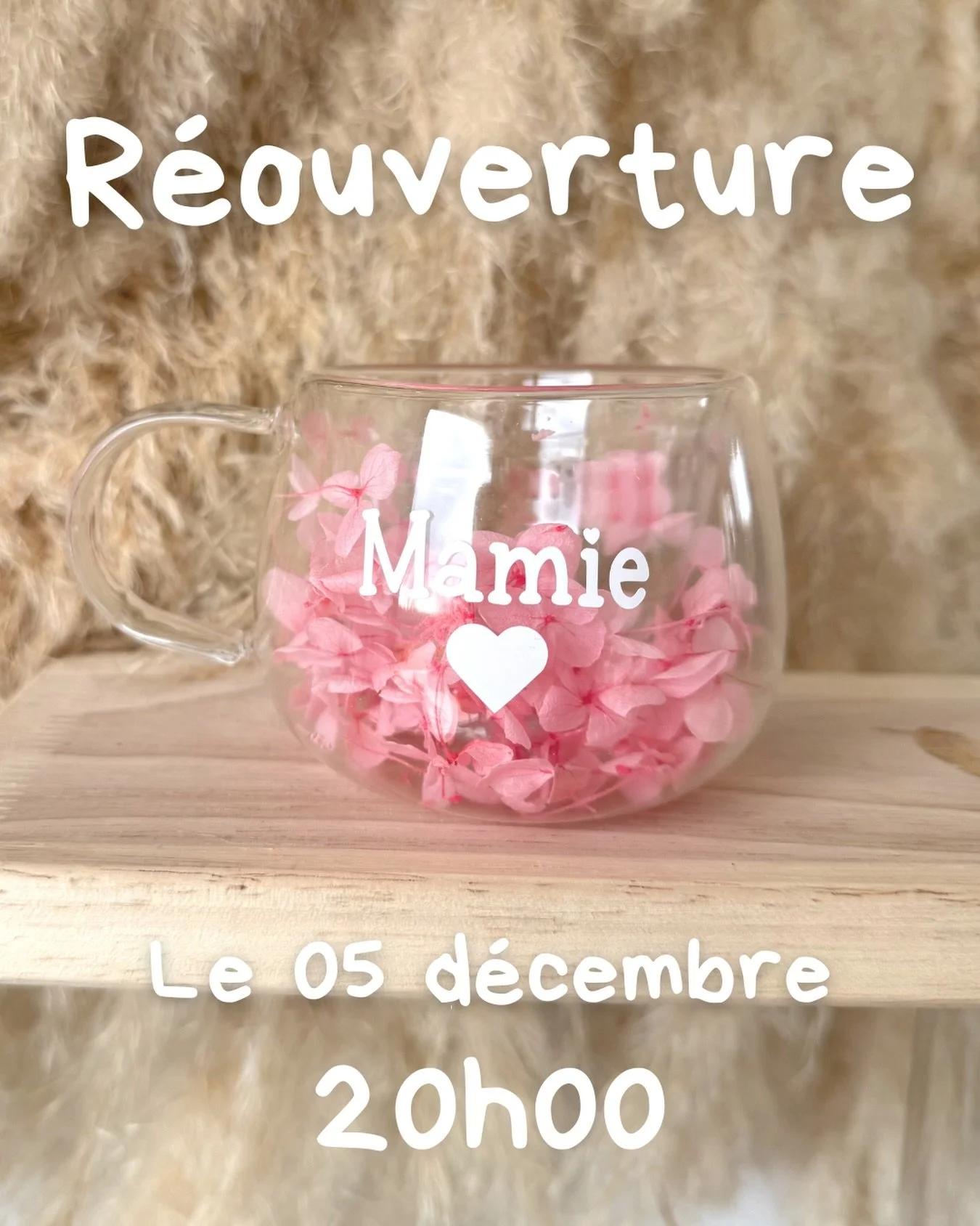 Ce n&rsquo;&eacute;tait pas forc&eacute;ment pr&eacute;vu&hellip; 🤍
Mais au vu de mon avancement sur vos commandes (merci du fond du c&oelig;ur !) et surtout du nombre de messages que je re&ccedil;ois chaque jour pour commander, j&rsquo;ai d&eacute;