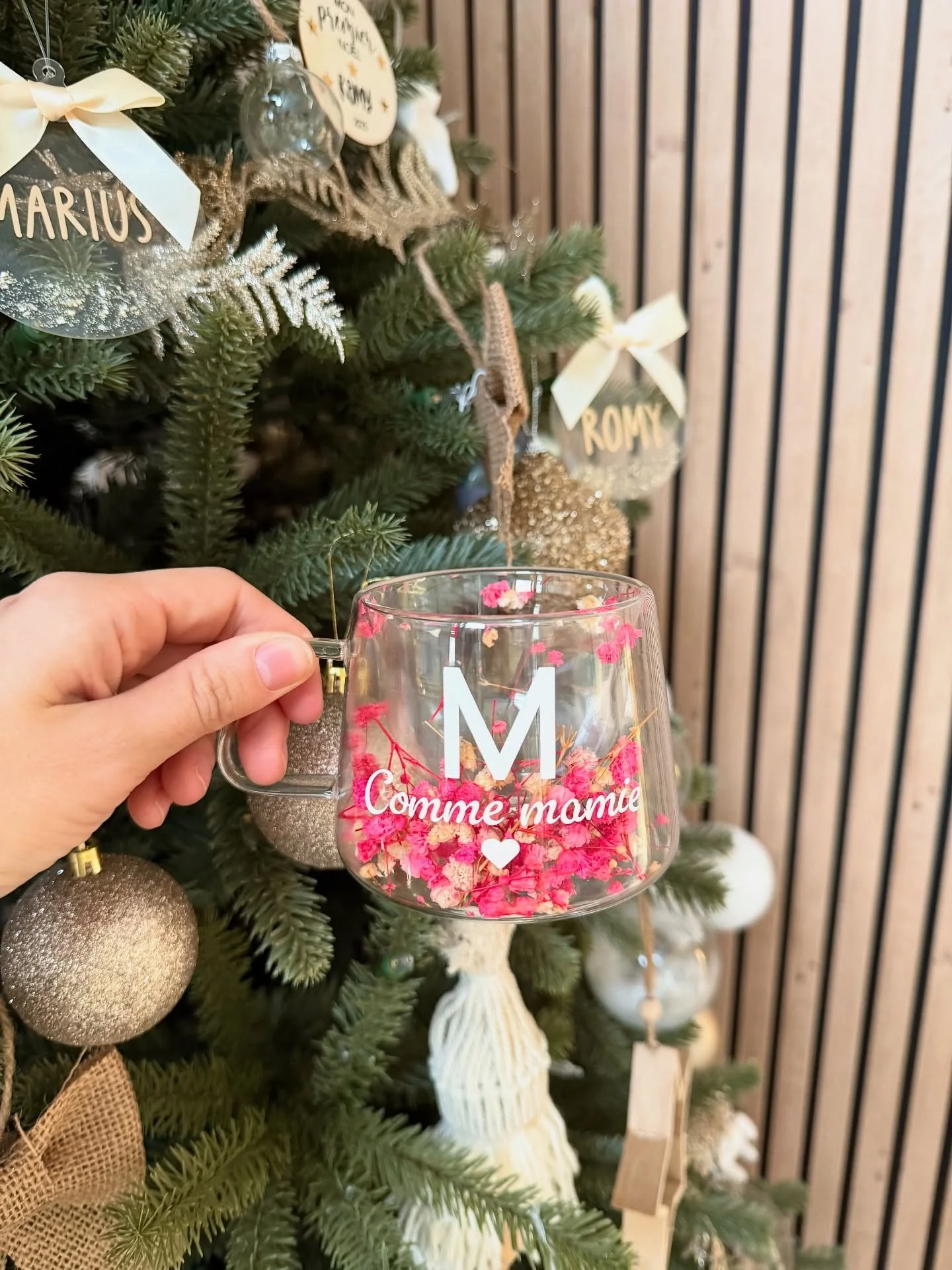 Sous les lumi&egrave;res du sapin, j&rsquo;ai imagin&eacute; une tasse toute douce, pleine de fleurs et de tendresse&hellip;
Un petit hommage aux mamies qui nous inspirent, nous rassurent et nous transmettent tant 🤍🌸 #cadeaupersonnalis&eacute; #cad