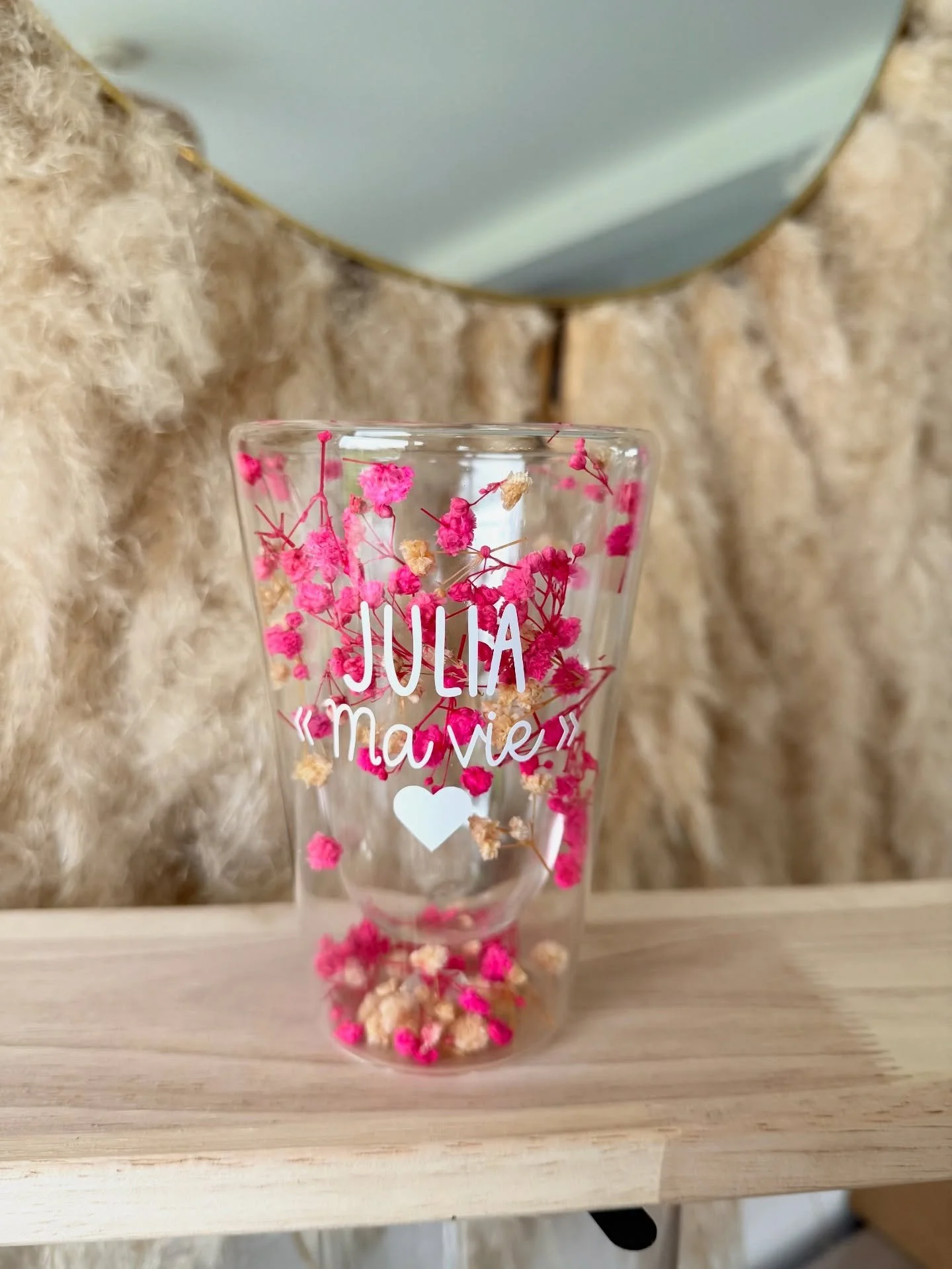 Chaque verre fleuri est personnalis&eacute; et d&eacute;cor&eacute; de fleurs s&eacute;ch&eacute;es 🌸
Une cr&eacute;ation d&eacute;licate, pleine de douceur, pens&eacute;e pour accompagner les petits moments du quotidien ✨🤍#ideecadeau #cadeauperson