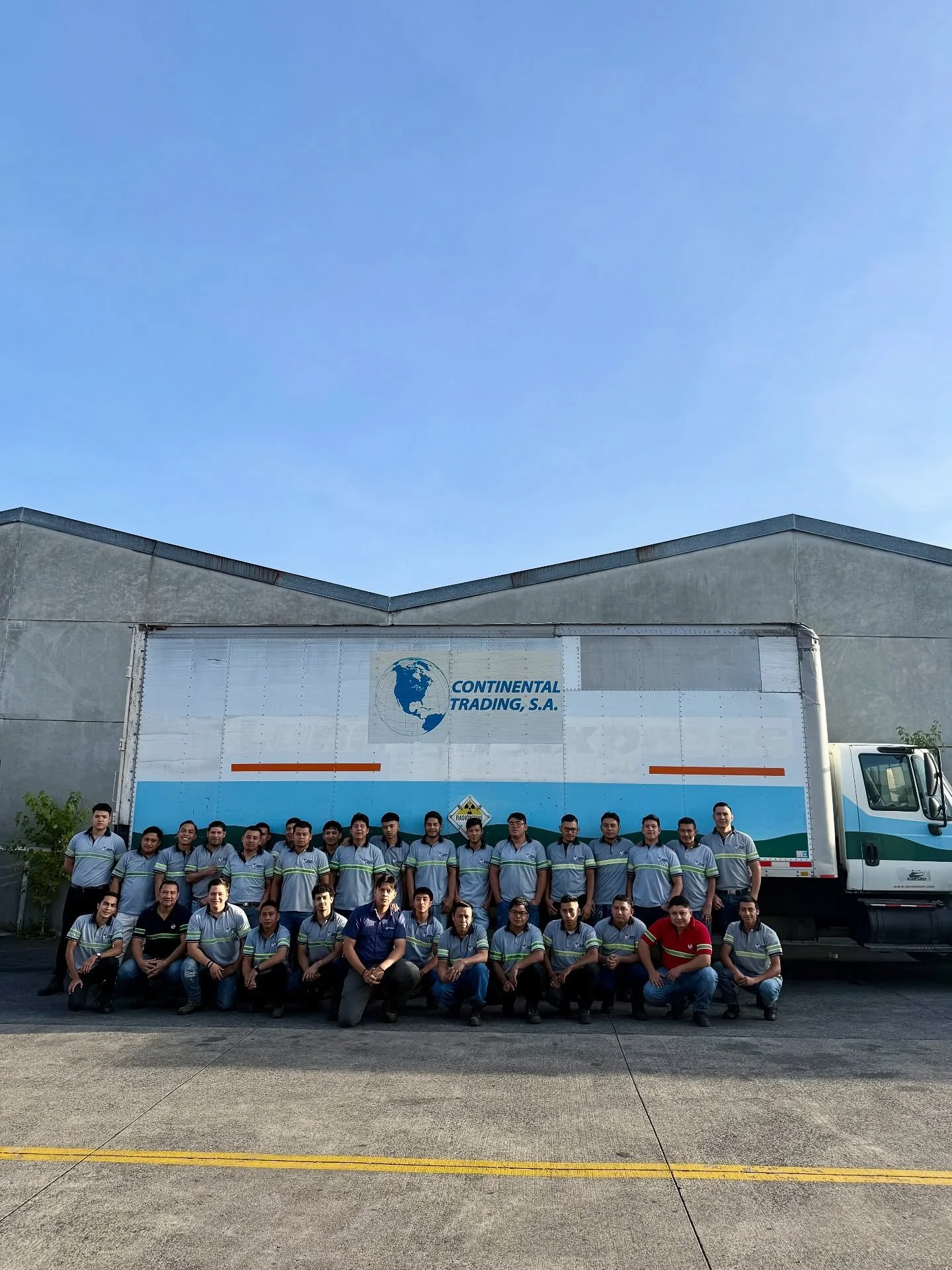 En Continental Trading S.A., cada persona cumple un papel esencial 💪

Desde la administraci&oacute;n que organiza y planifica, el equipo de producci&oacute;n que da vida a cada tubo y esquina de papel, hasta los conductores que aseguran que nuestros