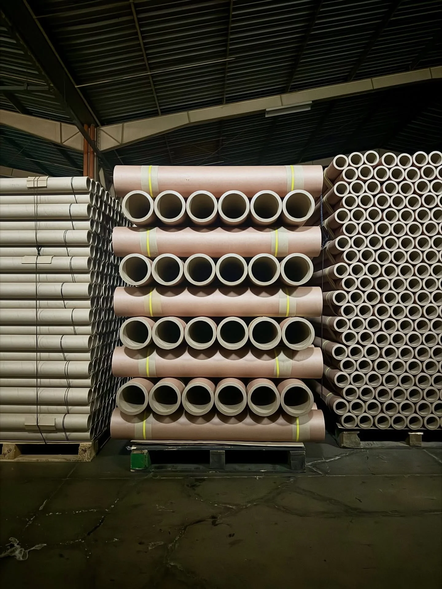 Infraestructura s&oacute;lida, producci&oacute;n local. 🇬🇹

As&iacute; se ve una ma&ntilde;ana cualquiera en nuestra planta. Miles de metros de tubo de cart&oacute;n listos para ser el soporte de los productos que Guatemala exporta al mundo. 🌍

De