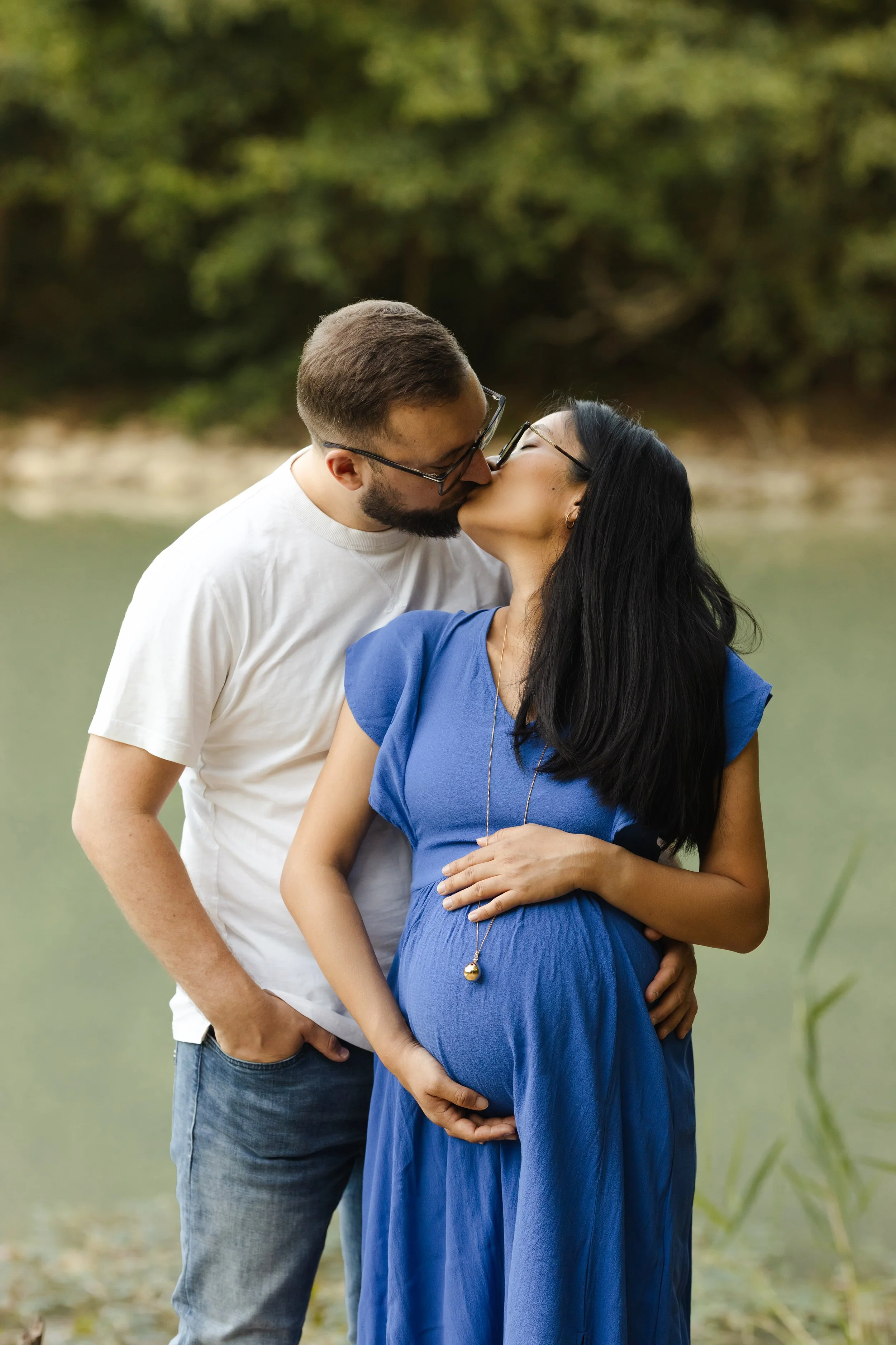 couple s'embrassant. La jeune femme est enceinte. Elle a un bola et se tient le ventre