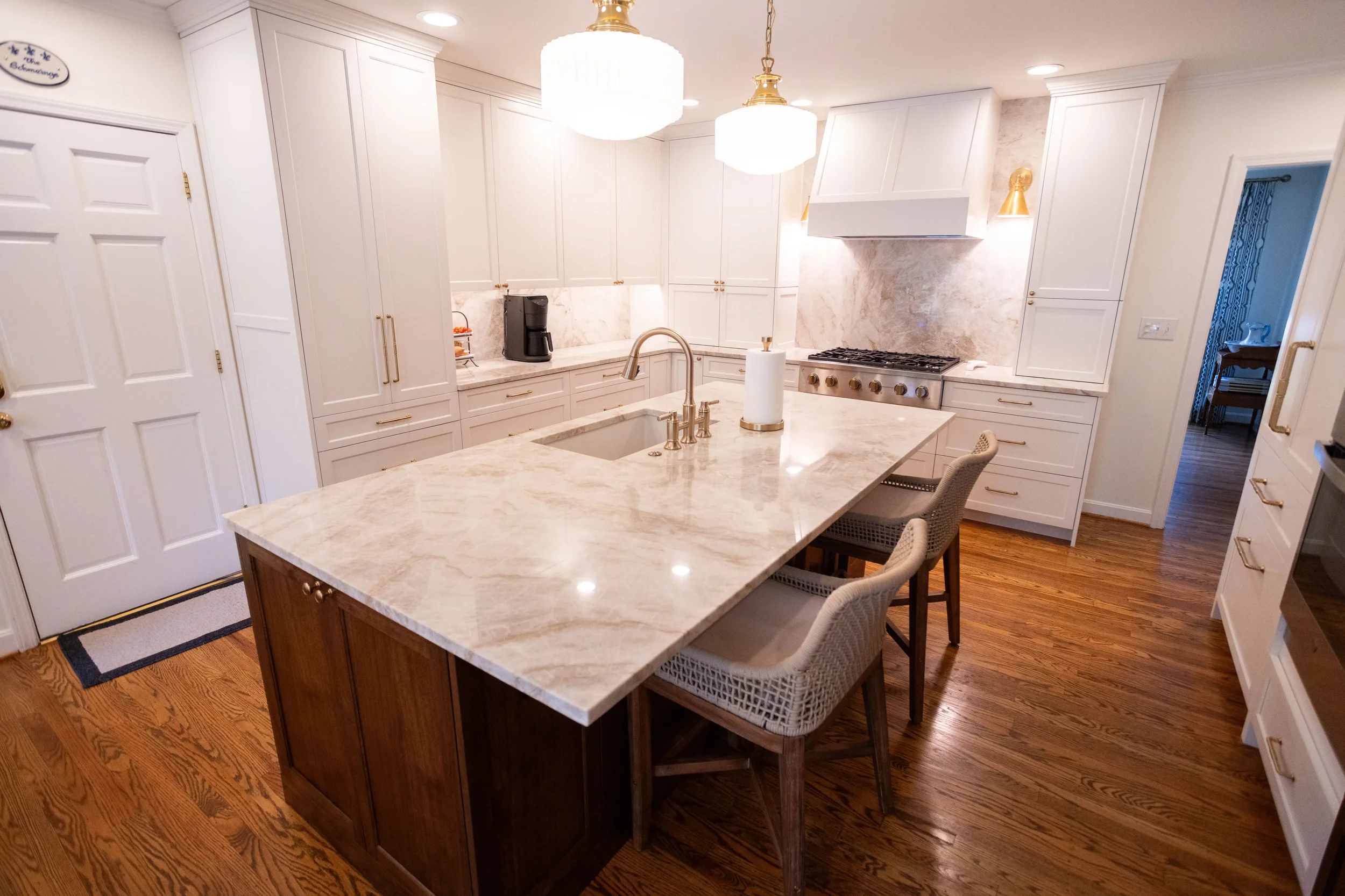 The Classic Contrast Kitchen