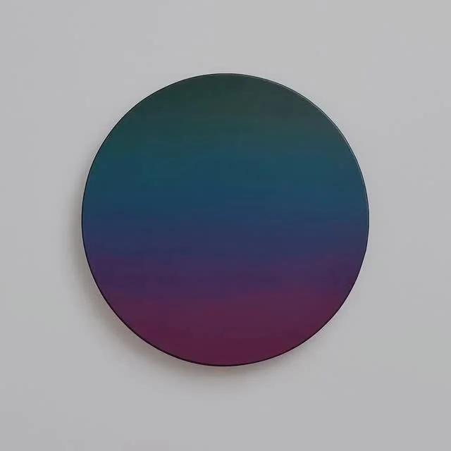 This piece moves through deep green, blue, violet, and into a near-black — like watching the sky close in after sunset. Stillness.
Ø 40 cm, oil on panel.
Part of my series exploring gradients as meditative, emotional spaces.
#contempor