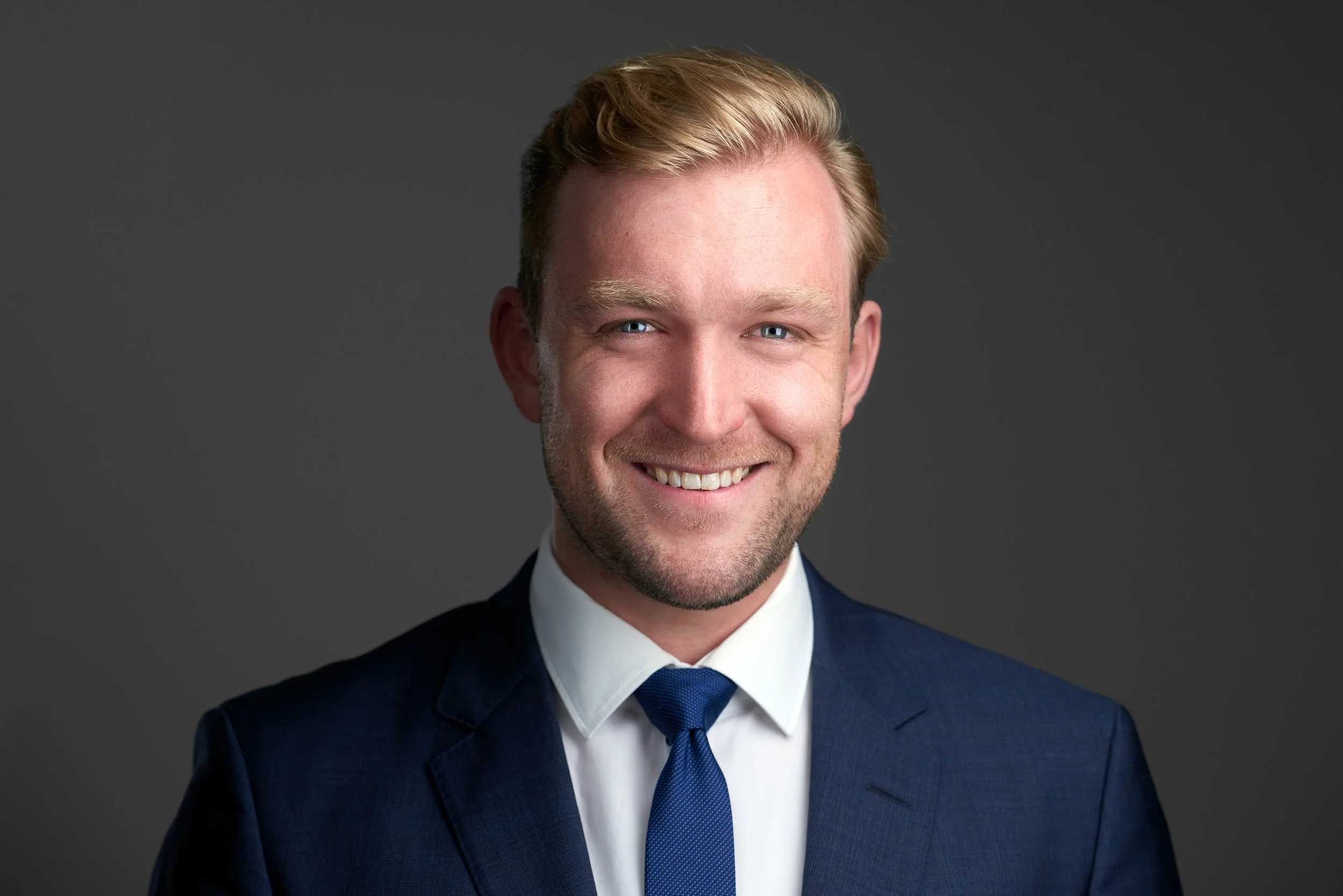 Businessportrait eines jungen Anwalts aus Köln