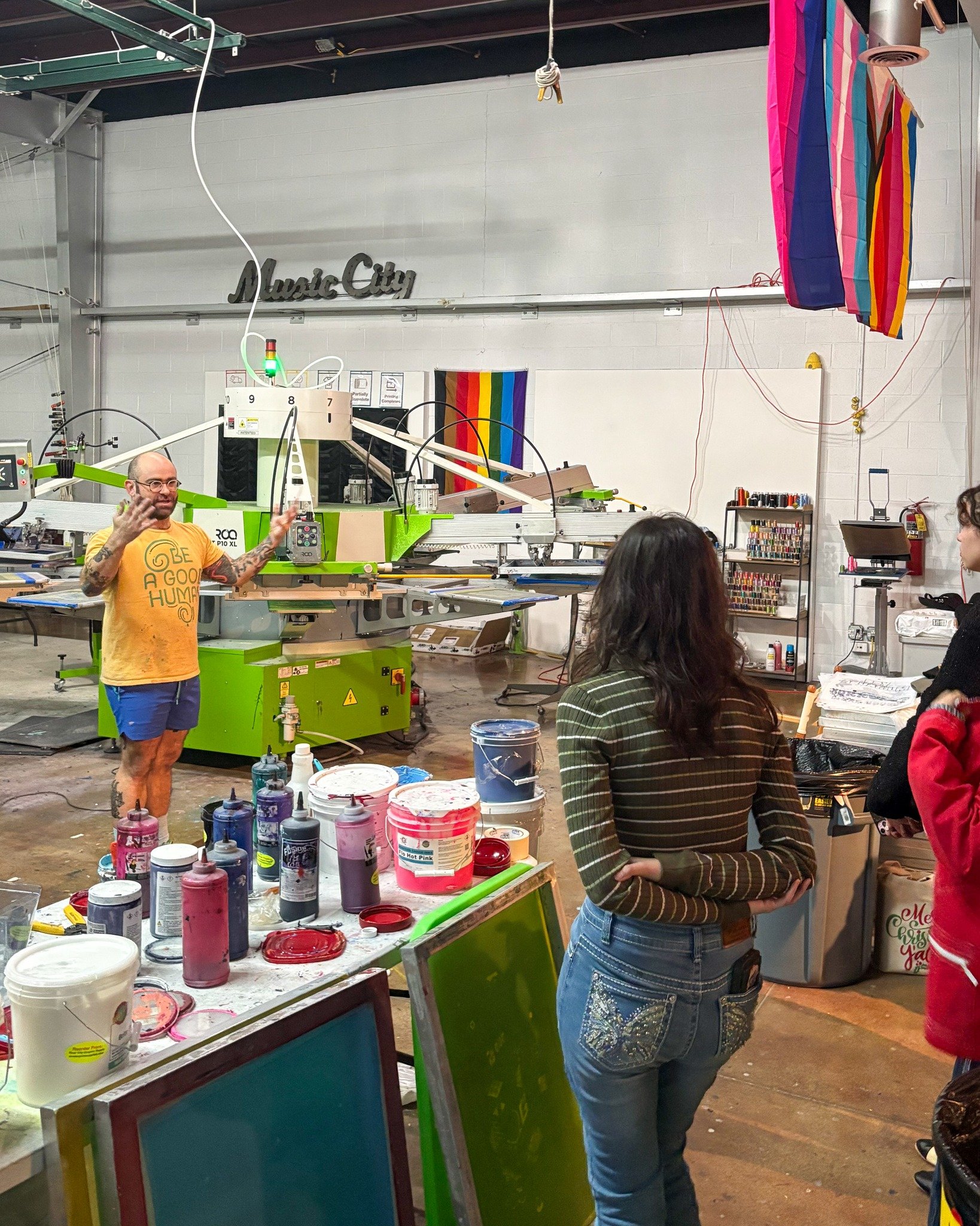 We loved welcoming students from @omorecollege at Belmont University into the print shop last week!📚

They spent time on the print shop floor seeing how artwork moves through production and what goes into printing a quality garment. We covered file 