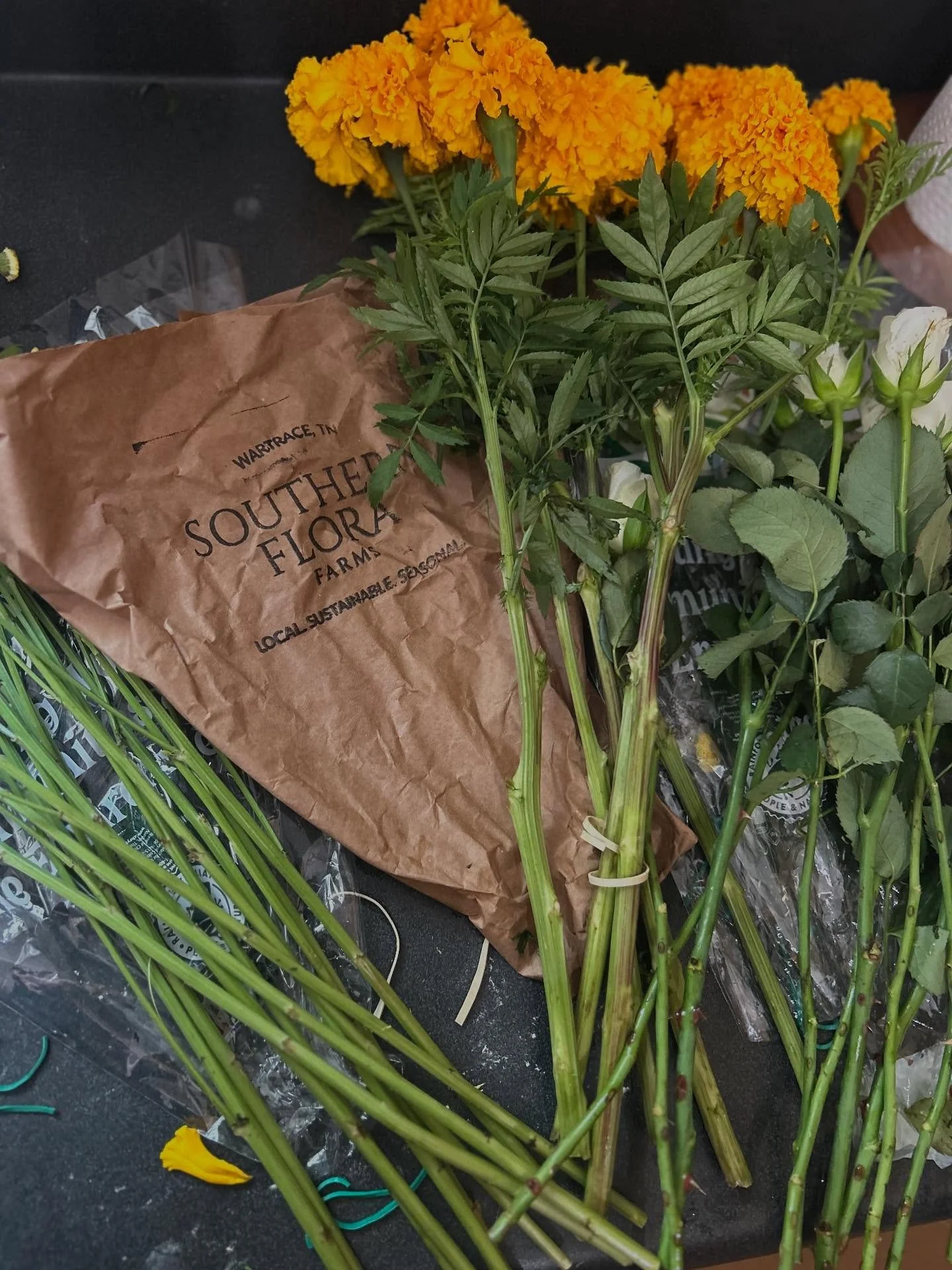 La dolce vita, but make it floral 🍅✨ Farm flowers in tomato cans for the perfect Italian-inspired soir&eacute;e