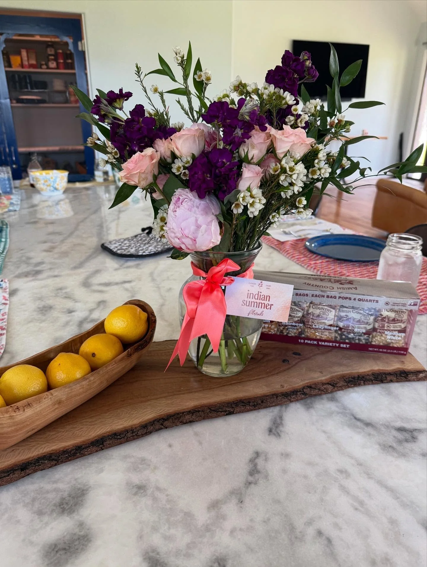 fresh flowers + friendly faces = your Saturday plans 🌼 

Come see me at the @ds_farmersmarket! 

💐 Interested in an everyday bouquet, planning a flower class, or booking a wedding? Send me a DM

#indiansummerflorals #flowersforeveryday #downtownsan