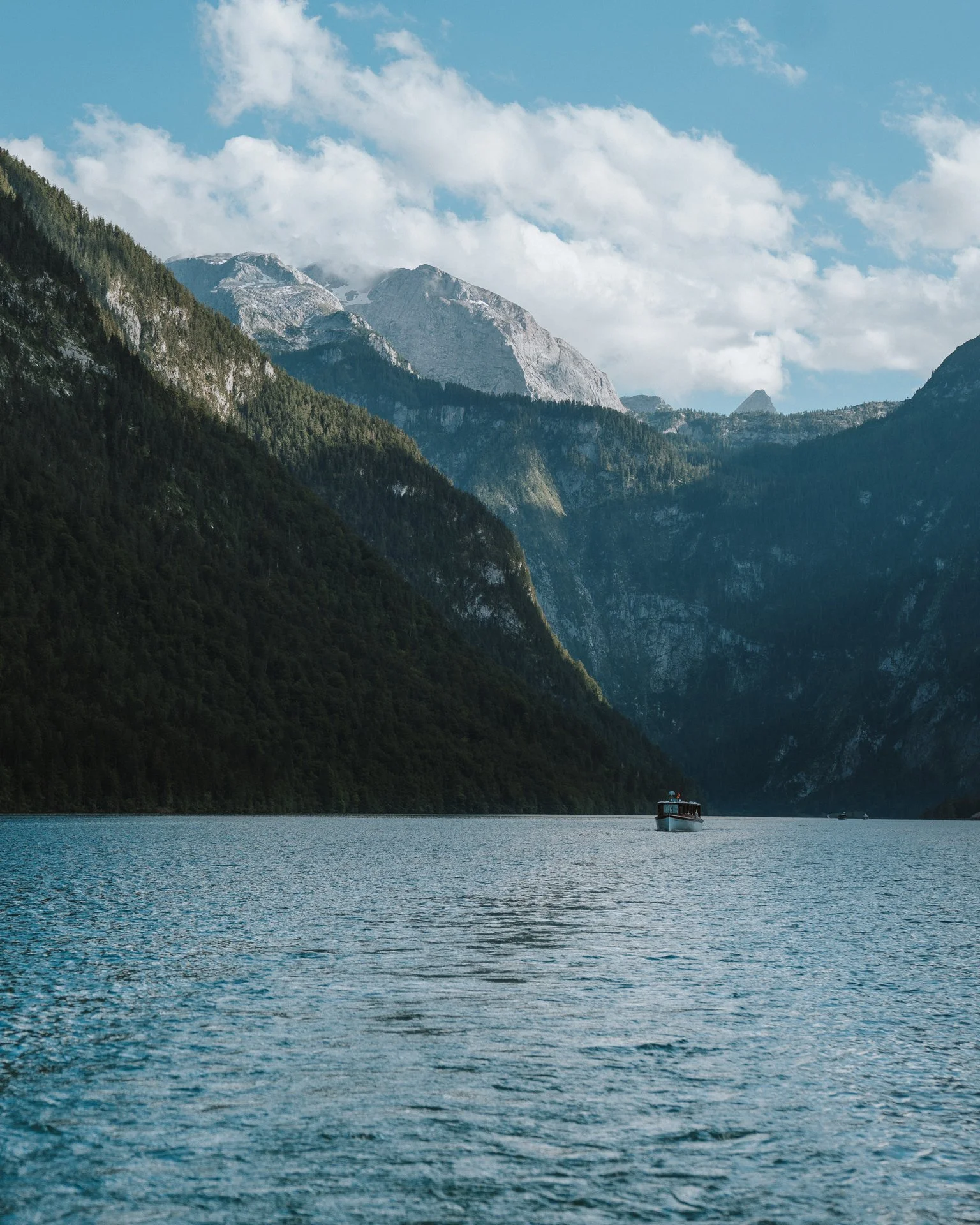 Blick über den Königssee mit Bergpanorama in Bayern – aufgenommen von Fotograf Arif Türkmen.