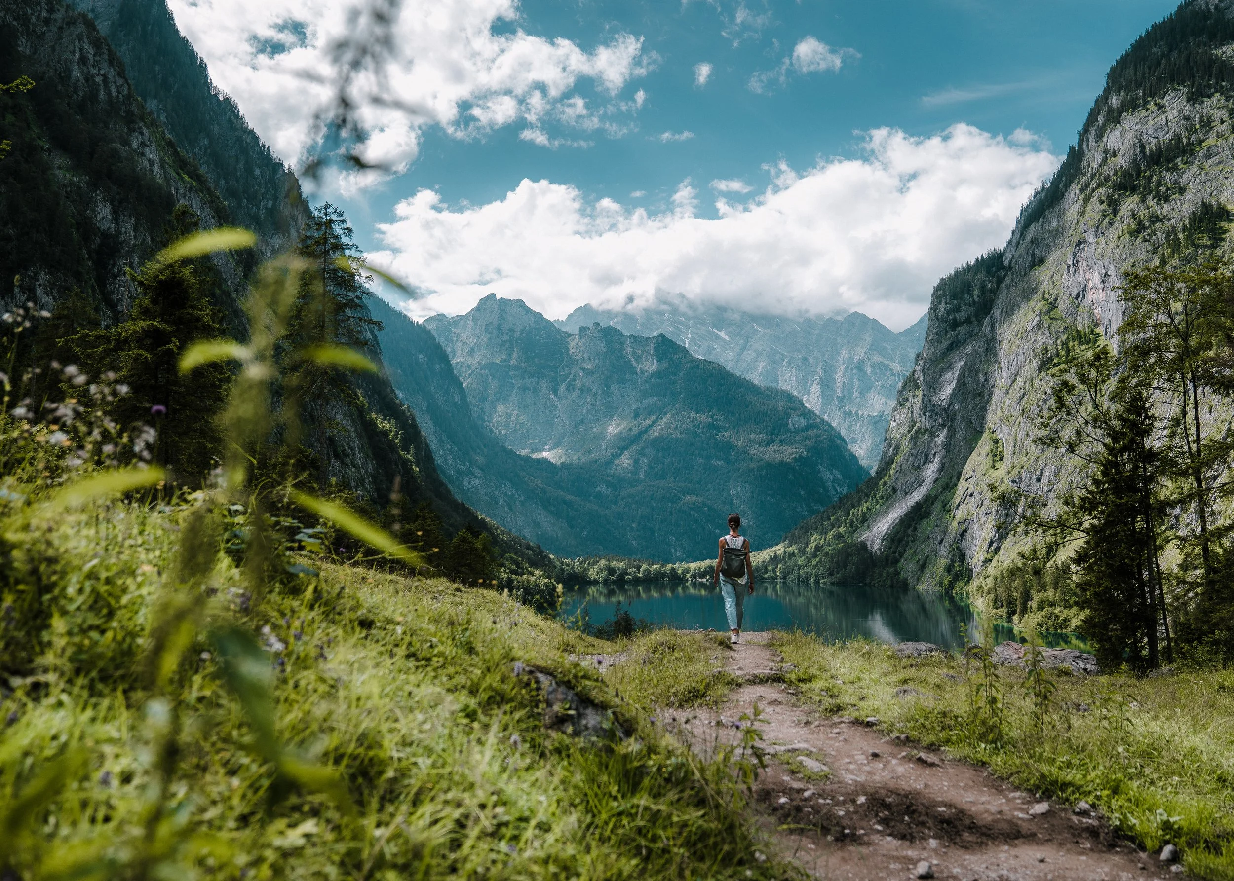 Fotograf Arif Türkmen auf Wanderung in Schönau am Königssee mit Blick auf die Alpenlandschaft.