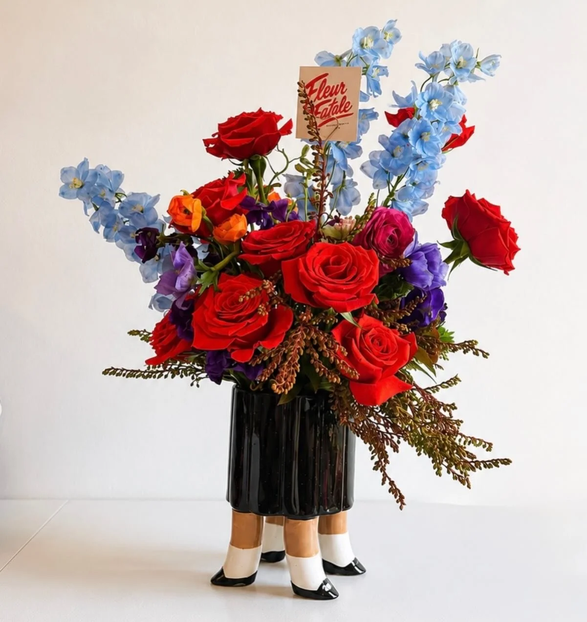 Roses are red. The vase has legs.

Flowers with a pulse. ❤️

@valfre

#fleurfatalenyc #flowerswithapulse #brooklynflorist #nycflorist #flowerstagram