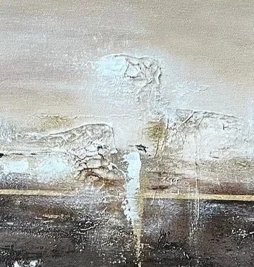 Ein abstraktes Bild mit Weiß-, Grau- und Schwarz Tönen, das eine zerfallene, wellige Oberfläche zeigt.