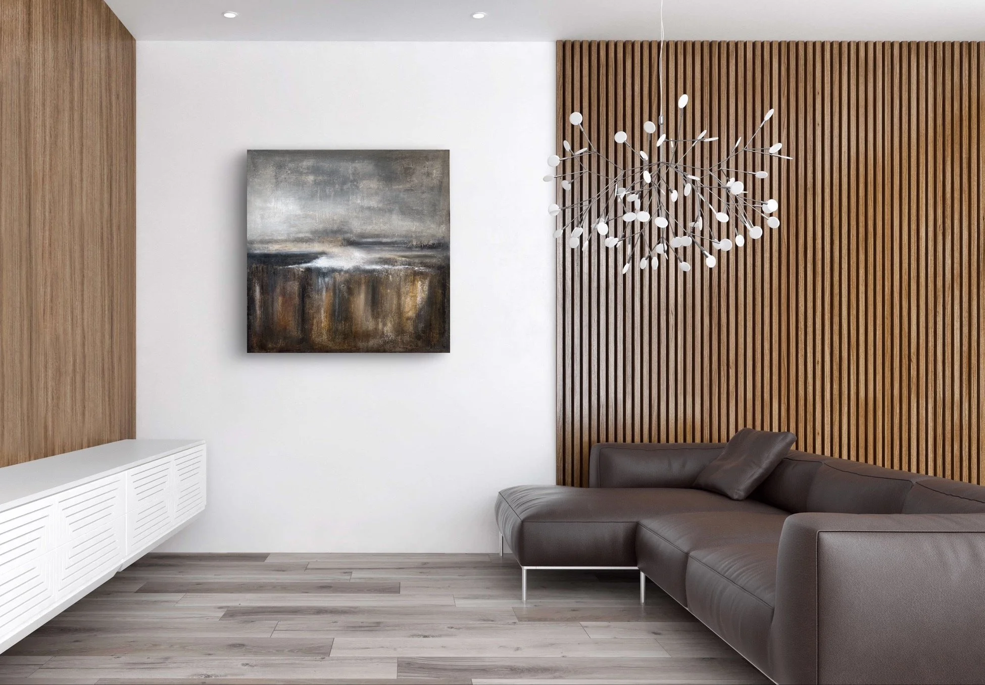 Moderner Wohnzimmerbereich mit grauem Ledersofa, Holzwandpaneelen, einem weißen niedrigen TV-Schrank, einer abstrakten Gemälde und einer modernen weißen Lichtskulptur an der Decke.