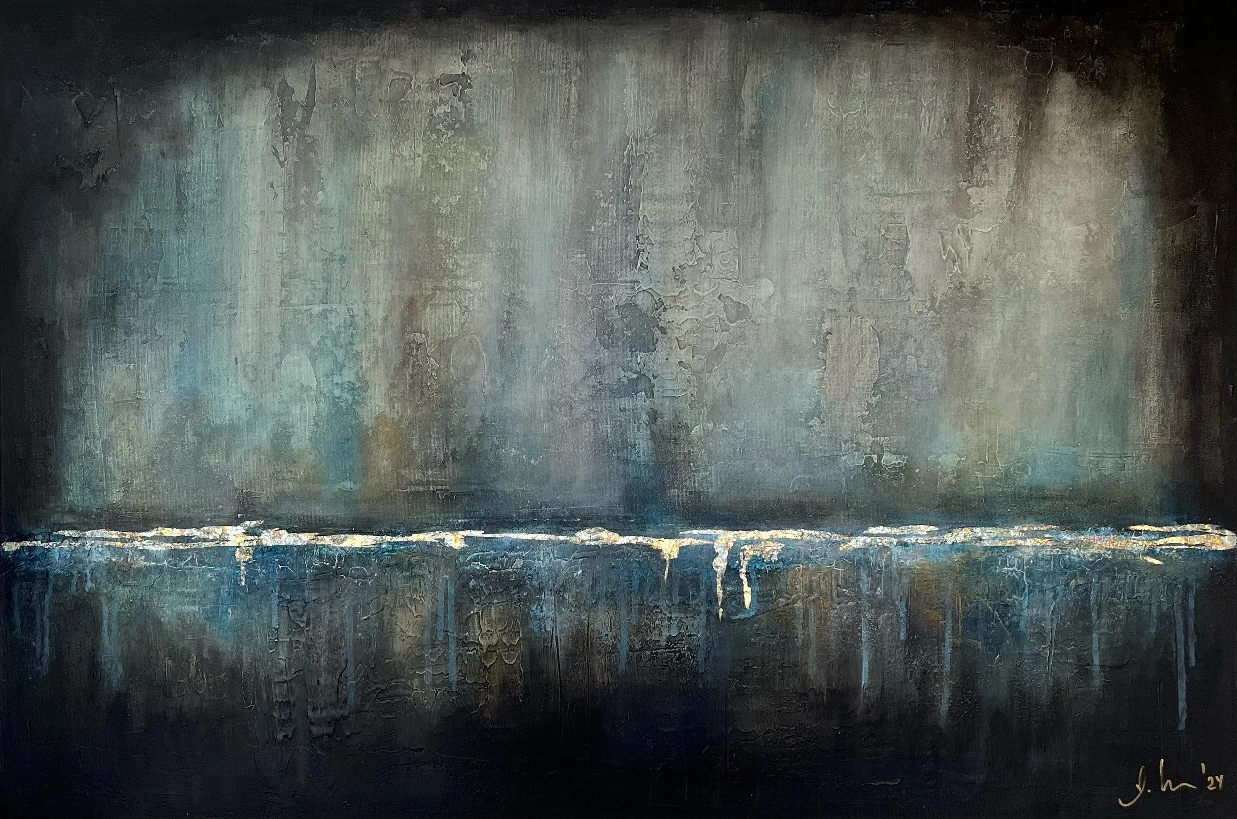 Abstraktes Gemälde mit dunklen Tönen und vertikalen und horizontalen Texturen, hauptsächlich in Schwarz, Grau und Blau, mit einer helleren Linie in der Mitte.