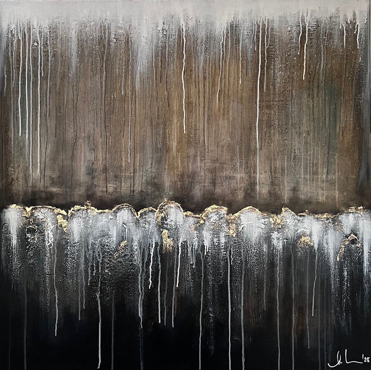 Abstrakte Kunst mit vertikalen Linien in Brauntönen im oberen Bereich, darunter eine schwarze Fläche mit weißen und goldenen Akzenten, die wie Tropfen oder Risse erscheinen.