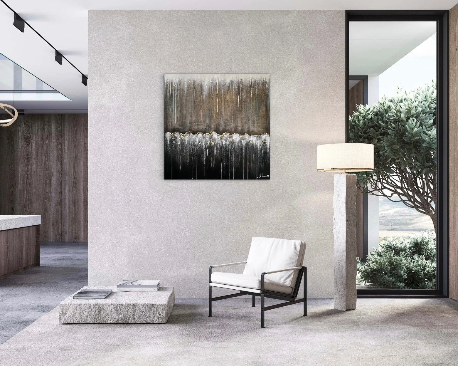 Moderner Wohnraum mit weißen Wänden, Kunstwerk an der Wand, weißer Sessel mit dunkelrotem Rahmen, steinerner Beistelltisch mit Magazinen, Stehlampe mit Lamellen-Schirm, große Glas-Tür mit Blick auf einen Garten und Baum, parkettartiger Boden in dezenten Tönen.