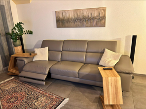 "Im Einklang des Lichts" darf als zweites Auftragswerk bei Sibylle und Hans seinen Platz finden. 