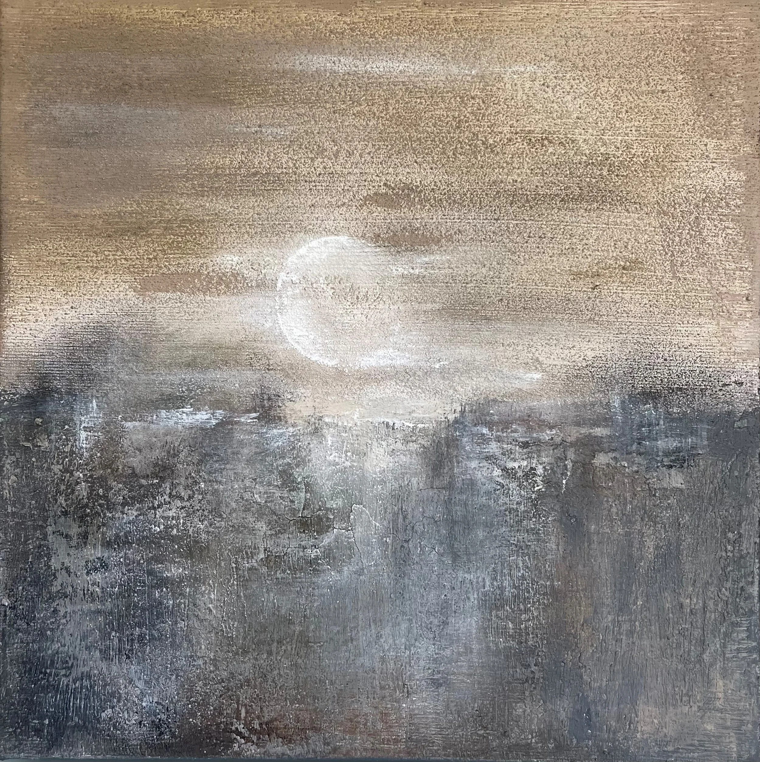 Abstraktes Gemälde mit dunklen und hellen Grautönen, einer halbmondförmigen weißen Form in der Mitte, und einer texturierten Oberfläche.