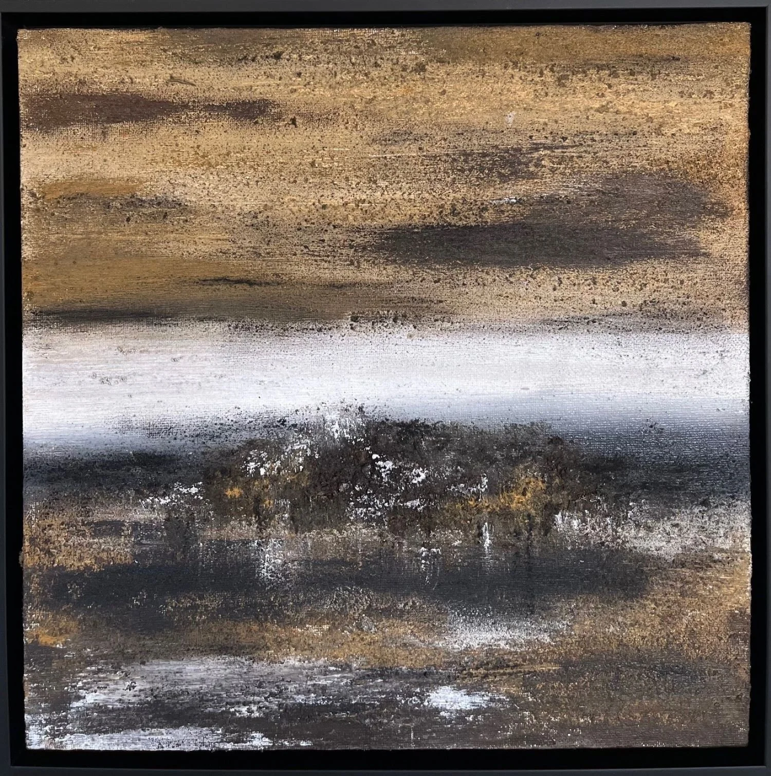 Abstraktes Gemälde mit horizontalen Streifen in Braun-, Schwarz-, Weiß- und Grautönen.