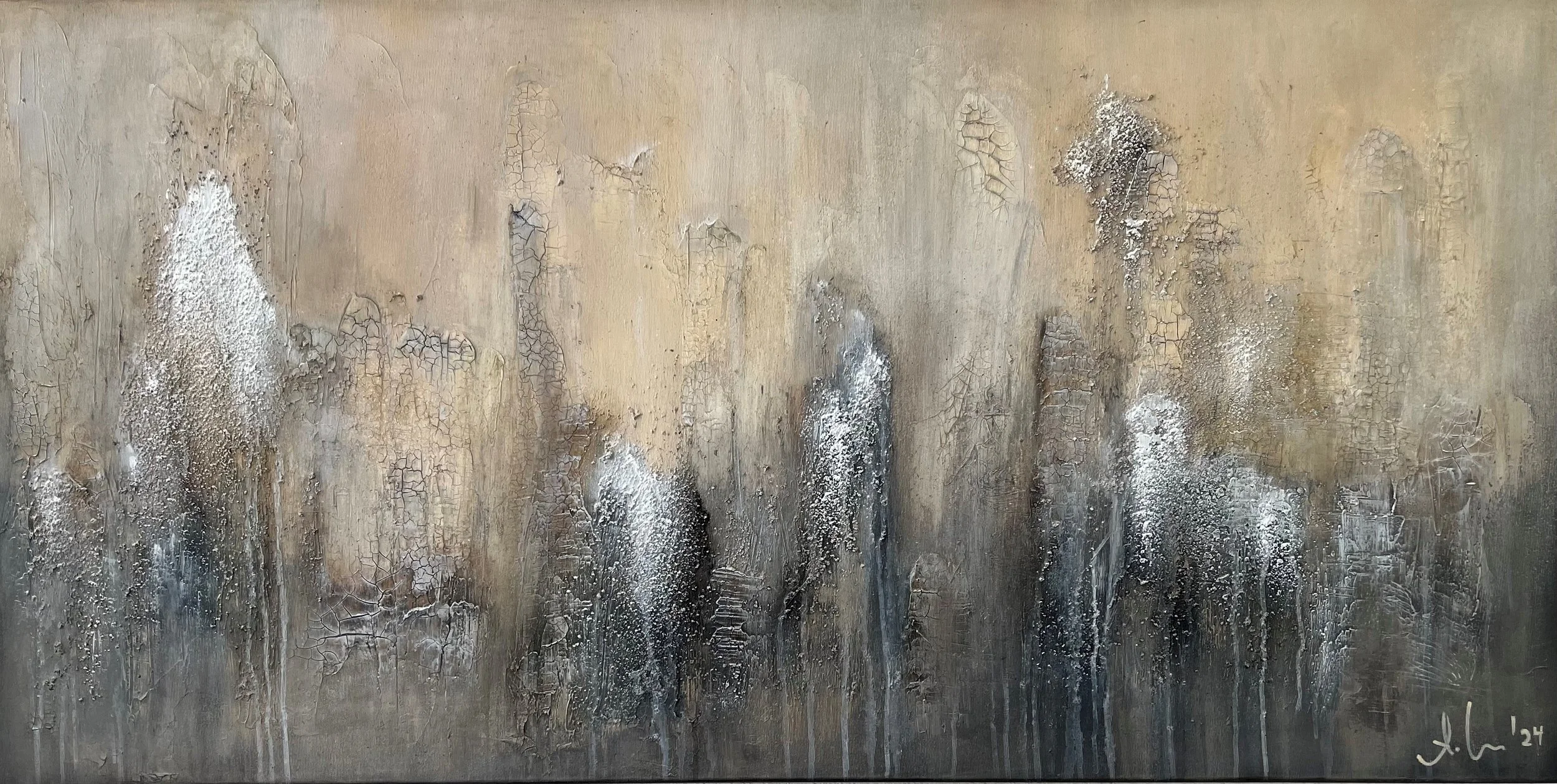 Abstractes Gemälde mit erdigen Tönen, sichtbaren Riss- und Struktureffekten, weißen Akzenten und einem künstlerischen Signature im unteren rechten Bereich.