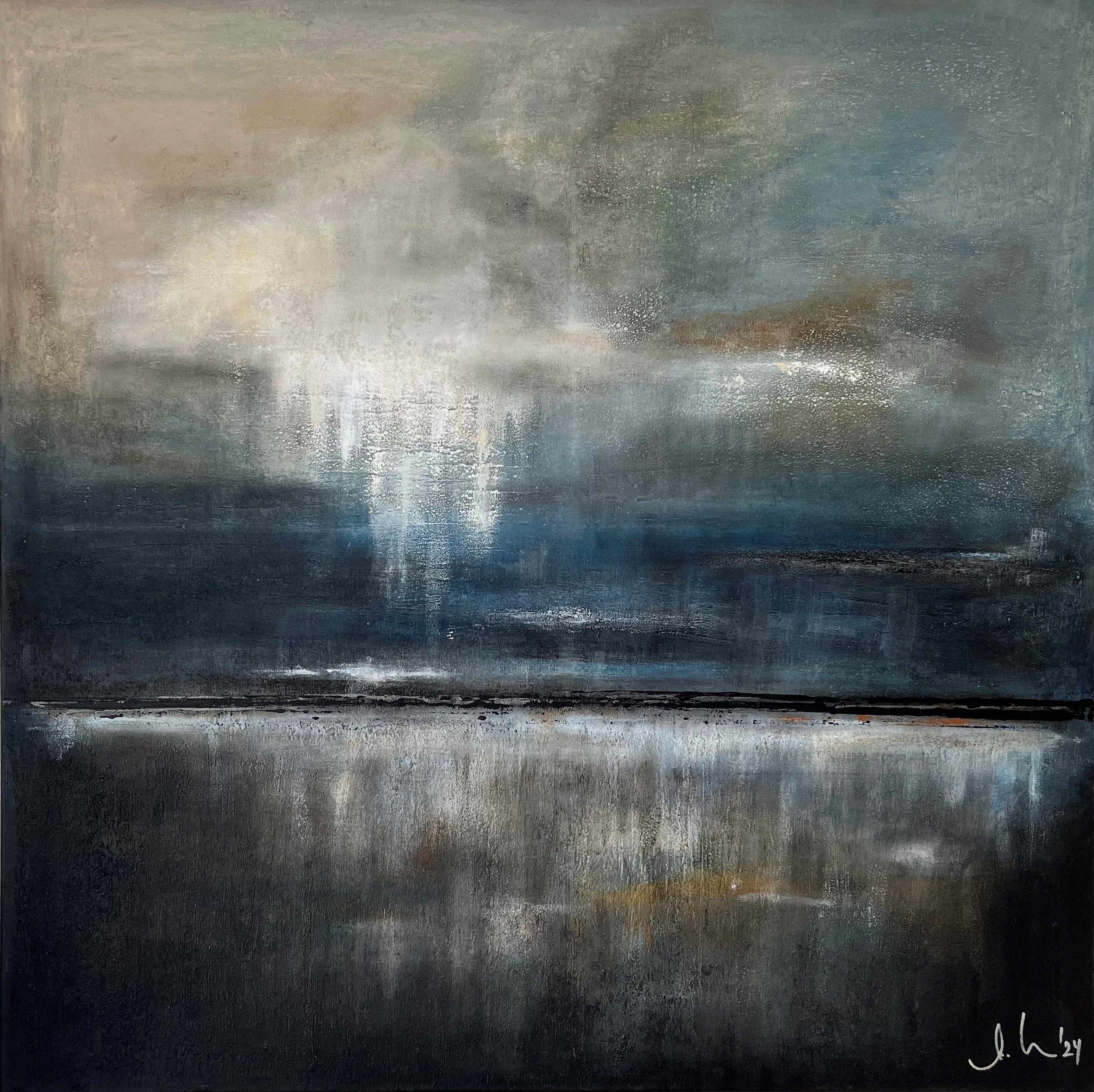 Abstraktes Gemälde in dunklen Blau-, Grau- und Weißtönen mit horizontale Linien und einer reflektierenden Wasser- oder Meeresfläche im Vordergrund.