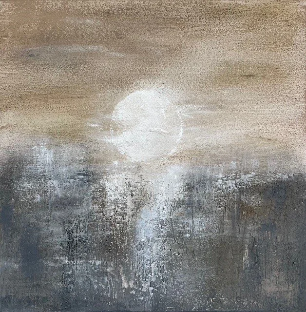 Abstrakte Malerei mit einer hellem Kreis in der Mitte, die wie eine Sonne aussieht, und einer Textur in neutralen Tönen.