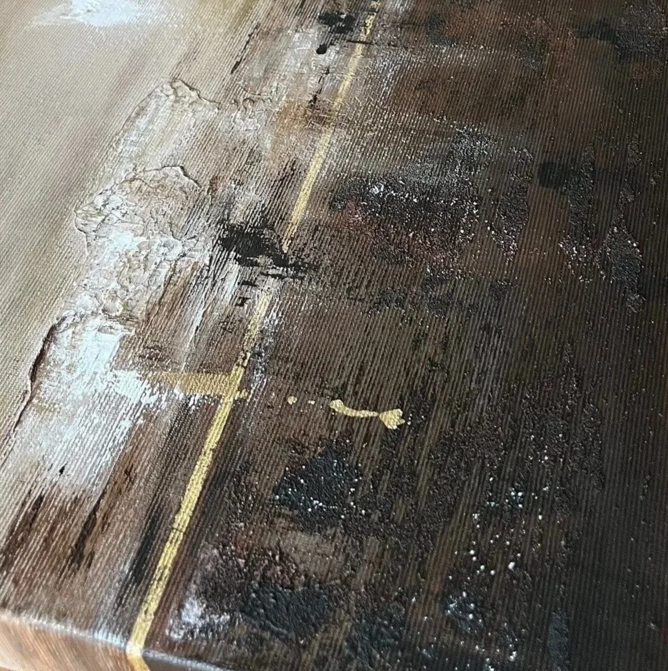 Verbrannter Holztisch mit beschädigter Oberfläche und Flecken.