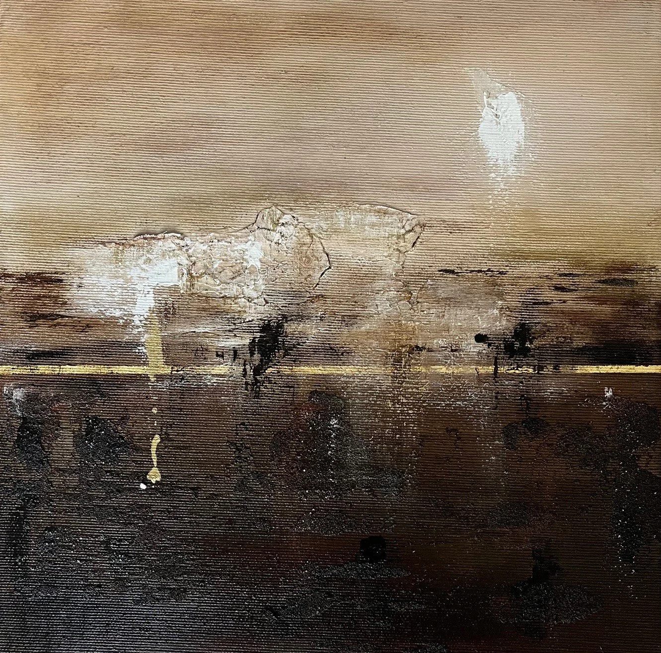 Brandflecken und verbrannte Stellen auf einer Oberfläche, vermutlich Holz oder Kunststoff.