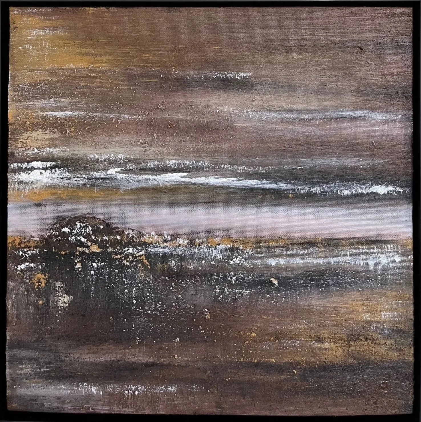 Abstraktes Gemälde mit braunen, weißen und grauen Farbtönen, das an eine Landschaft mit Wolken, Wasser und Land erinnert.