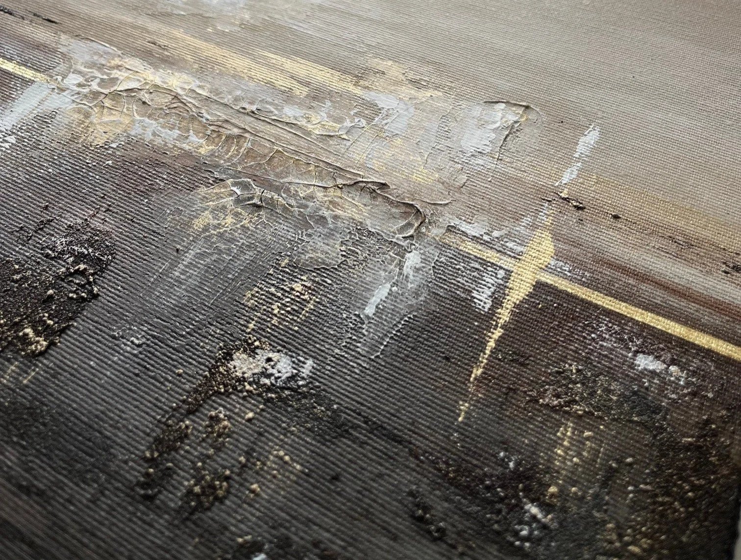 Verwüsteter Buchrücken mit beschädigtem Text auf einer Seite