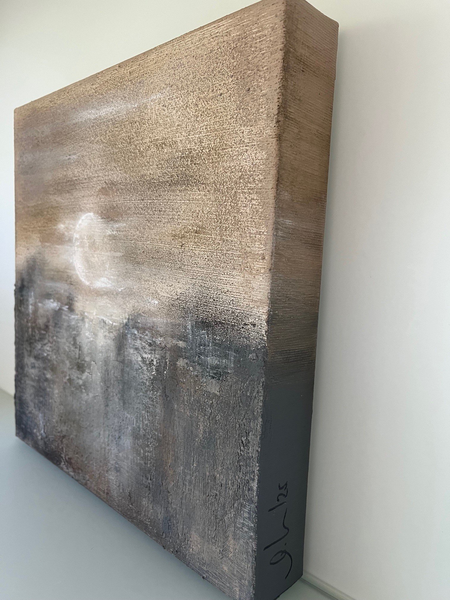 Abstraktes Kunstwerk mit neutralen Tönen, Textur und einer Lichtinstallation im unteren linken Bereich.