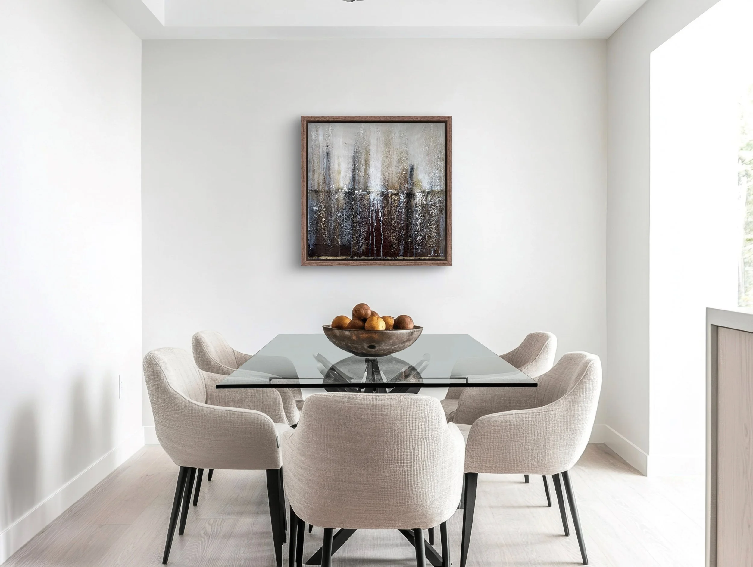 Moderner Essbereich mit sechs Stühlen um einen Glastisch, eine Schale mit Holzobjekten auf dem Tisch und ein abstraktes Gemälde an der weißen Wand.