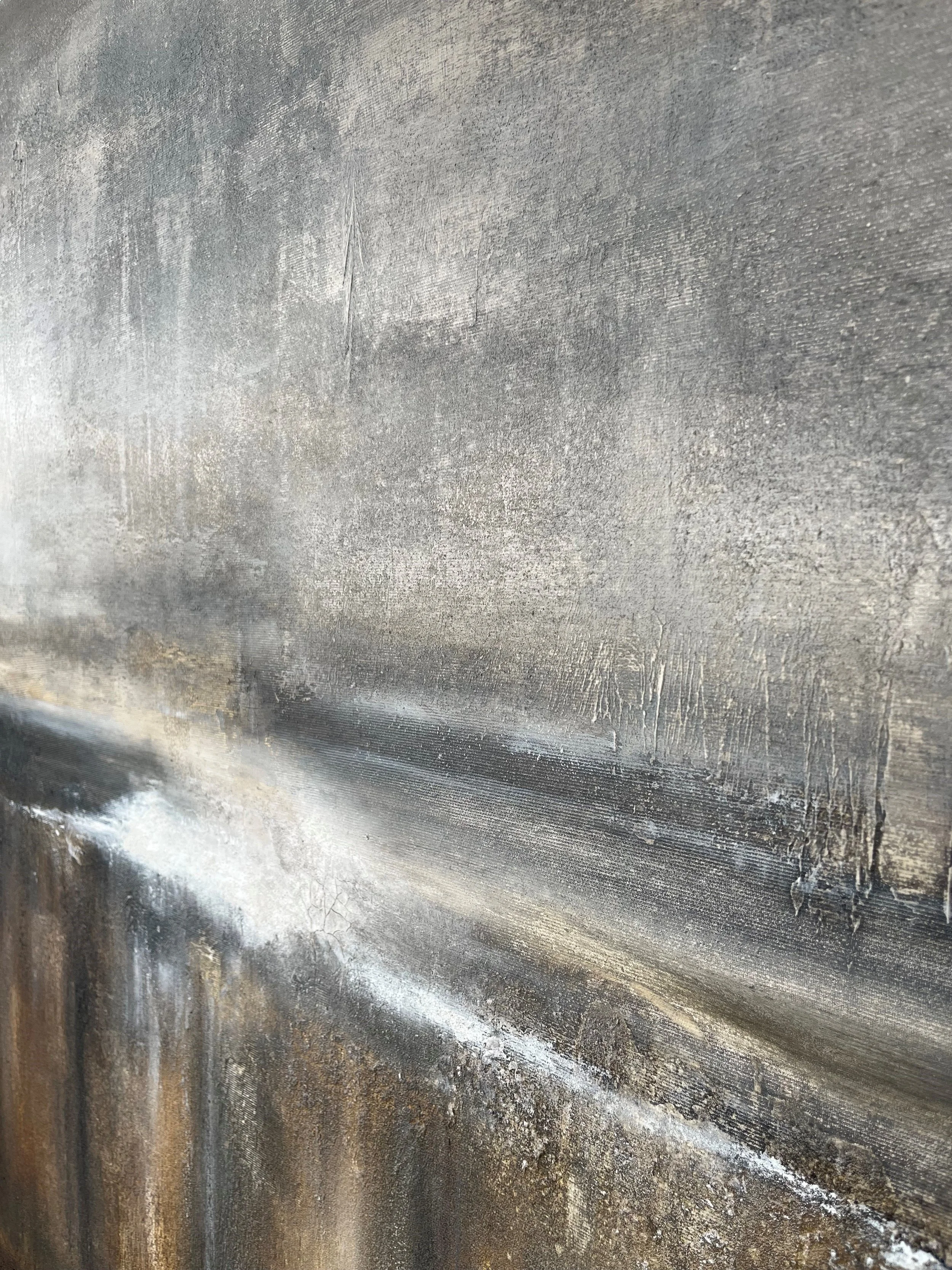 Nahaufnahme einer verzierten Wand mit Oberflächenstruktur und Farbverläufen in Grau- und Brauntönen.