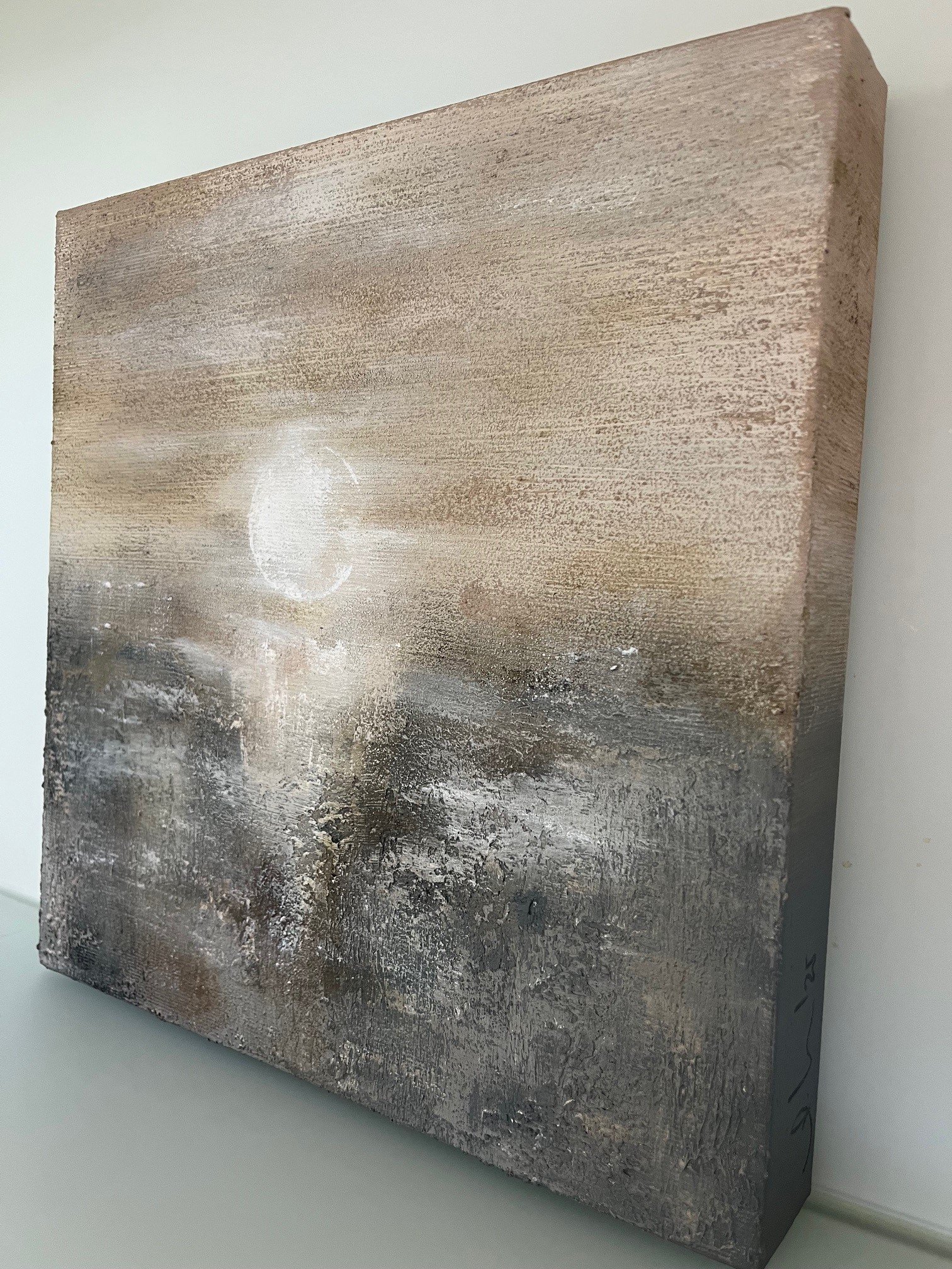 Abstraktes Gemälde in Erdtönen mit einer weißen Kreisscheibe und dunklen, rauen Texturen.