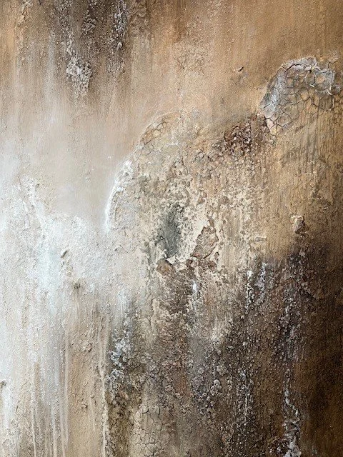 Gespritzte, überwachsene Wand mit Rissen und Verfärbungen in Erdfarben.